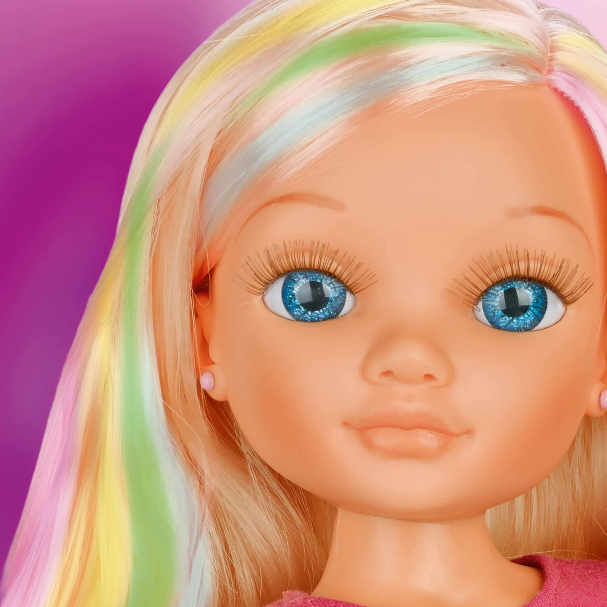 Nancy - Un día Haciendo mechas, Muñeca Rubia con Pelo Largo para Hacer Mechas y Peinados Creativos con Tizas de Colores, Accesorios Incluidos, Regalo para Niños y Niñas + 3 años, Famosa (700013865)