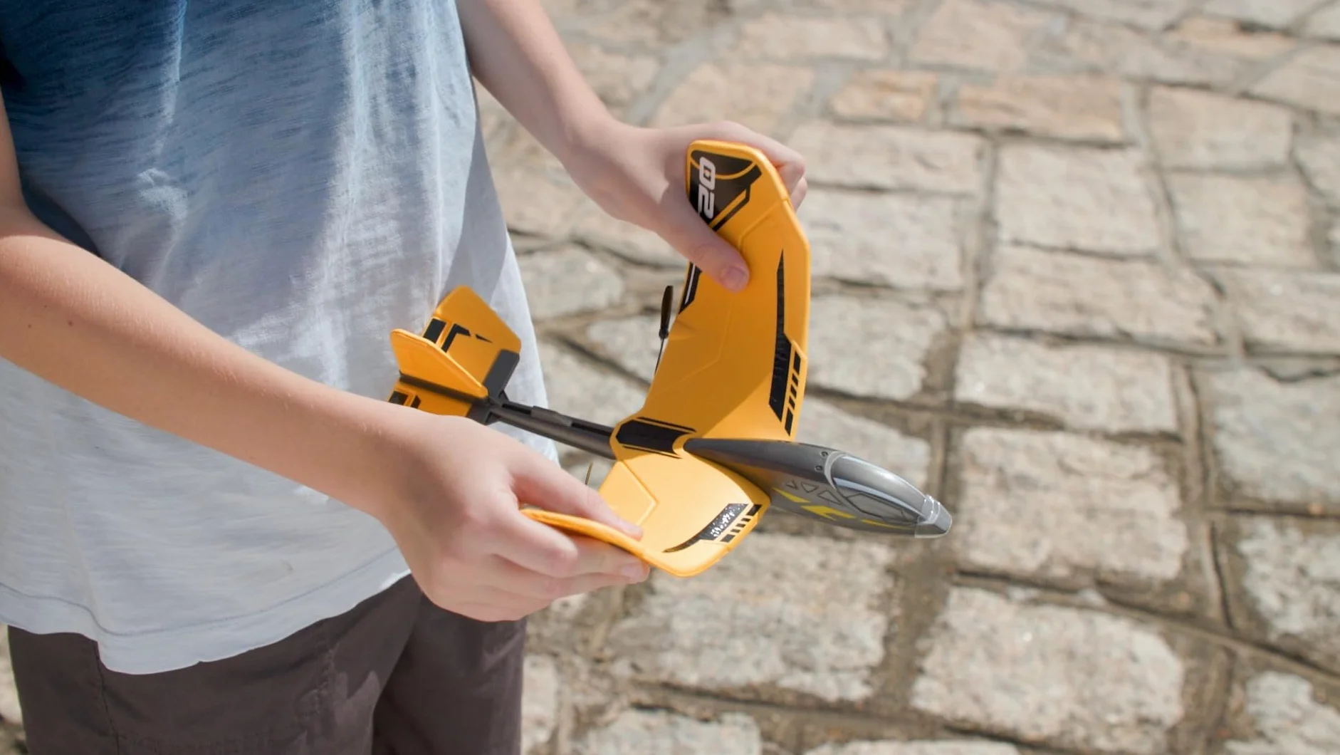 Flybotic - Avión Teledirigido Hornet EVO - Material con Memoria de Forma - Juguete Radiocomandado Volador para niños y Adultos - Interior/Exterior - A Partir de 8 años.