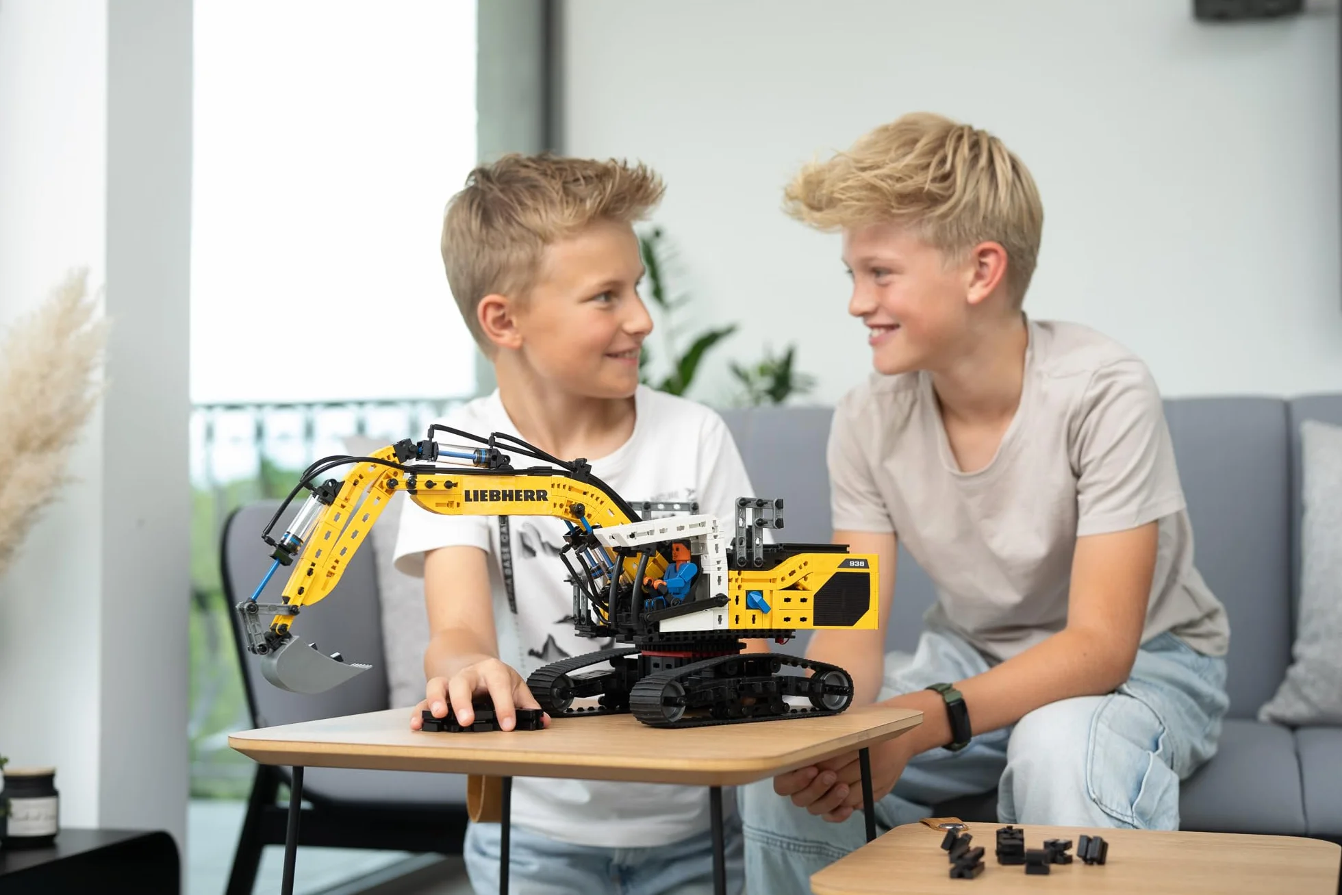 fischertechnik 576450 Liebherr R938 Excavadora Neumática – Kit de construcción Realista para niños Desde 10 años y Adultos, 689 Piezas, Amarillo