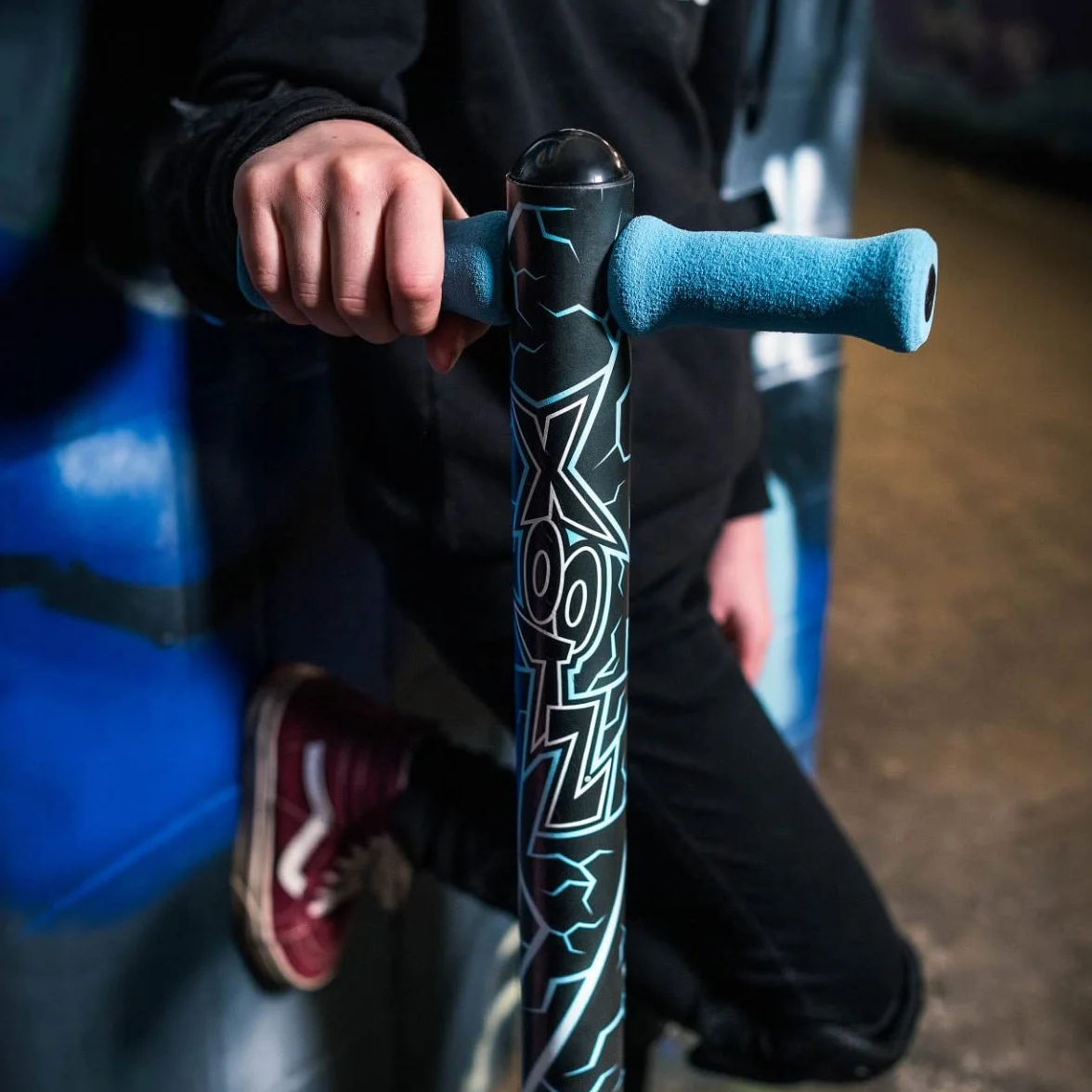 Xootz Pogo Stick | Diseño Volt para niños, niños y niñas, manubrio de Espuma Suave, a Partir de 5 años, hasta 35 kg