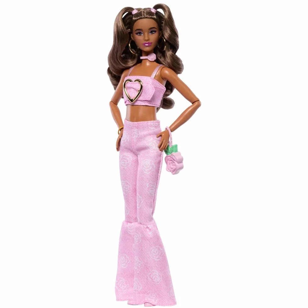 Barbie Deluxe Style Muñeca n.12 con Top Corto de Denim Rosa y Vaqueros Acampanados a Juego con Estampado de Rosas, Pelo castaño Ondulado y Accesorios como un Bolso y Joyas, JJN72