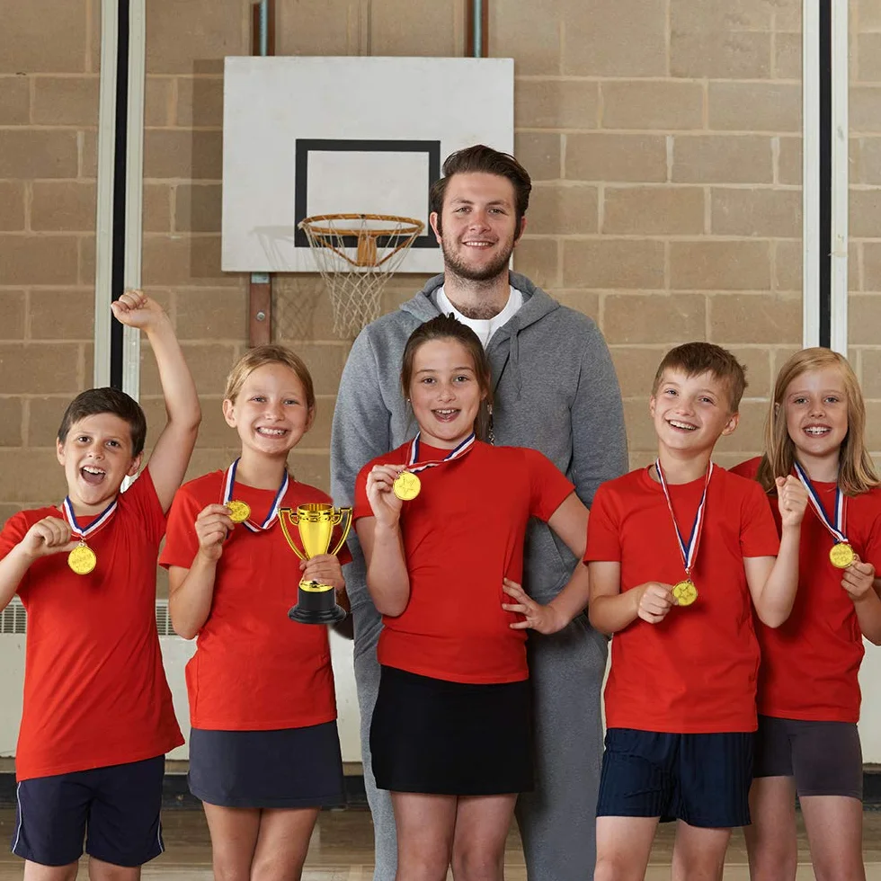 FEPITO Juego de Medallas y Copas de Trofeo 50 Piezas, Copa de Plástico Dorada 10 Piezas, Medallas de Ganador 40 Piezas para Premios Infantiles