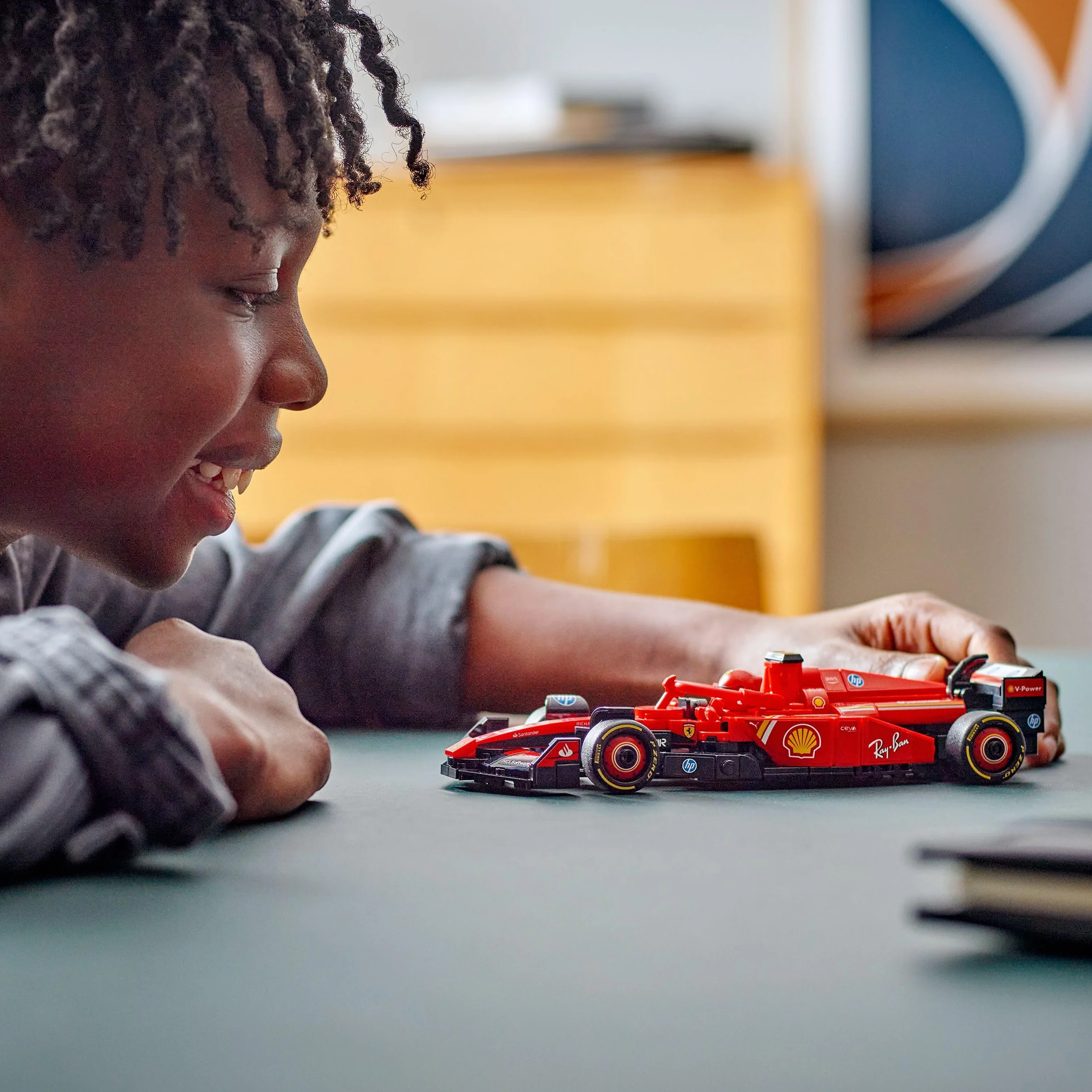 LEGO Speed Champions Coche de Carreras Ferrari SF-24 F1 de Juguete - Maqueta de Vehículo Rojo de Fórmula 1 y Minifigura de Piloto para Coleccionar - Regalo para Niños y Niñas de 10+ Años 77242