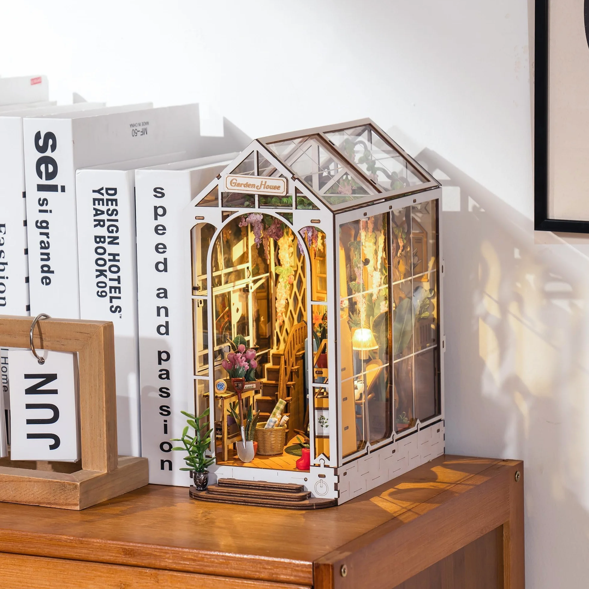 ROBOTIME DIY Book Nook Kit - Casa de muñecas en Miniatura de Madera con Muebles y Luces LED, Decoración del hogar, Regalos navideños