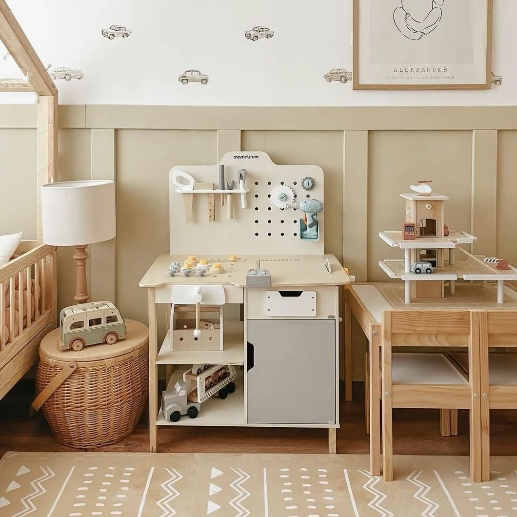 mamabrum Banco Trabajo Madera para Niños - Mesa Herramientas XXL con 74 Piezas, Taladro Eléctrico y Sierra Circular - Altura Ajustable 97-103cm - A Partir de 2 Años