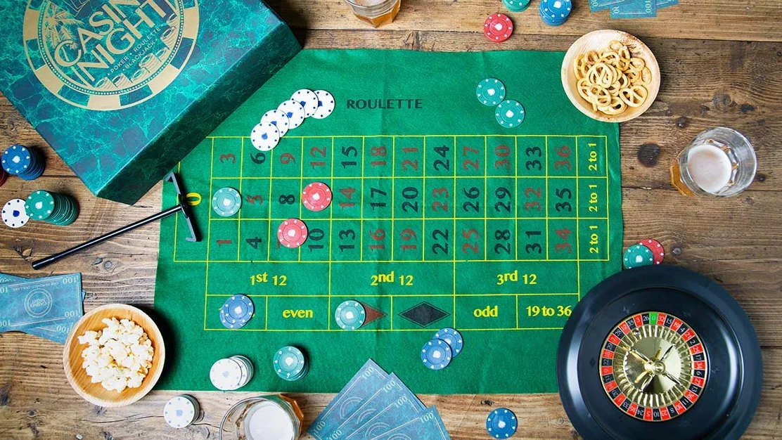 Talking Tables Kit de Casino Noche Poker, Blackjack, Ruleta | Tapete, Fichas, Dinero, Bolas, Cartas, Stick Crupier | Regalo para Adultos