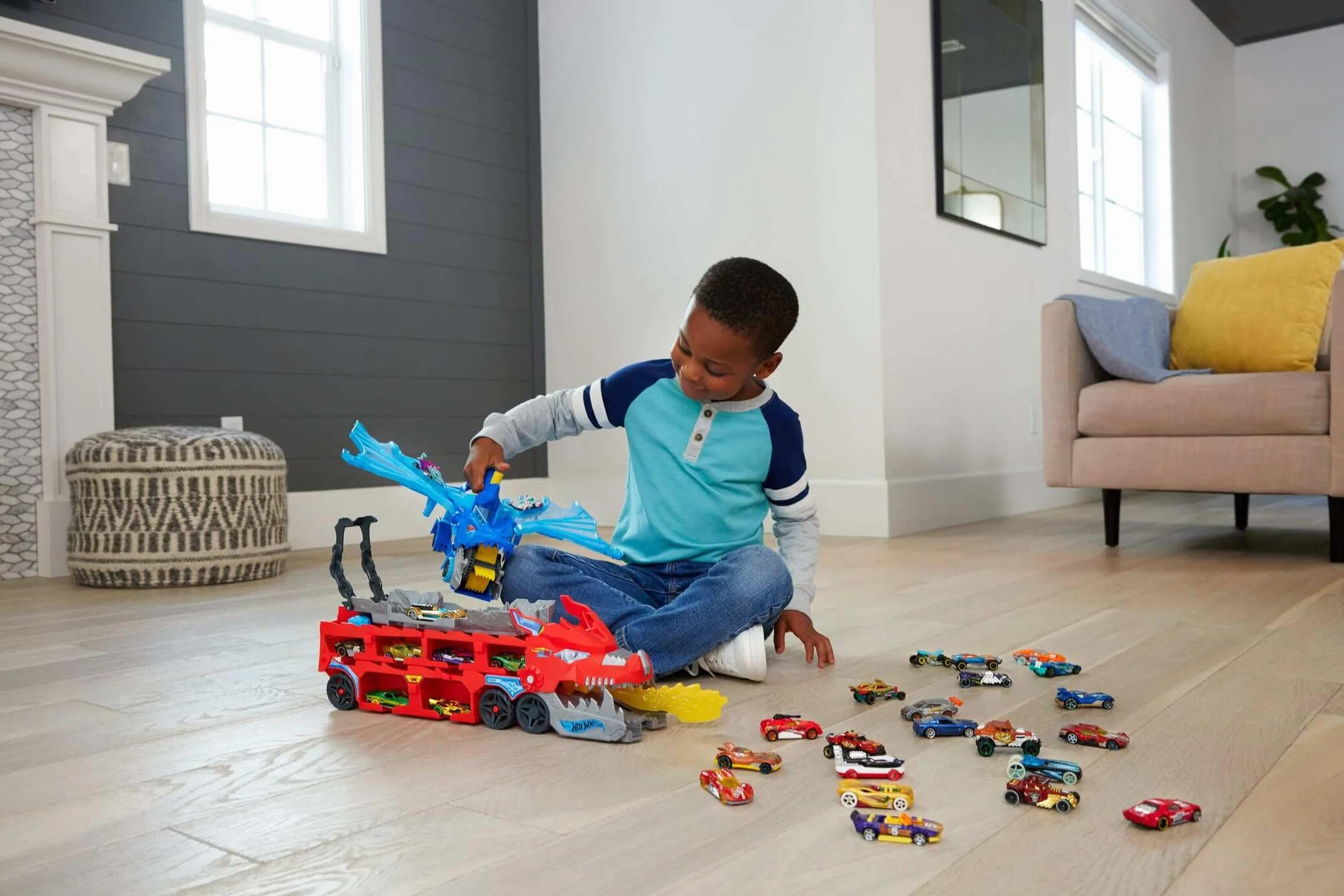 Hot Wheels City Dragón transportador con Ataque Doble definitivo Conjunto de Pista de Coches de Juguete con 2 Coches metálicos, dragón a Gran Escala y Desmontable, Capacidad más 20 vehículos, JKJ79