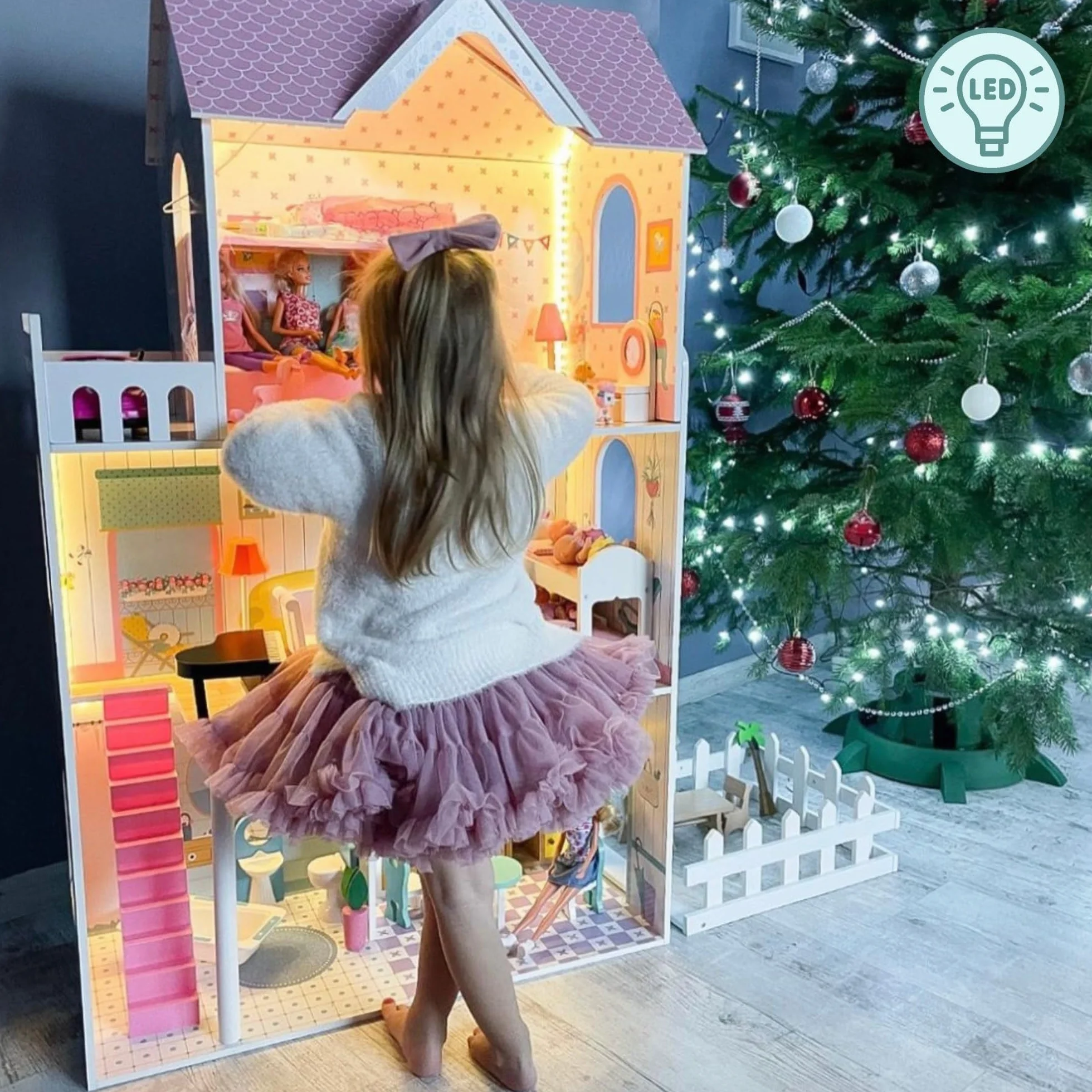 Mamabrum Casa de Muñecas de Madera XXL con LED – Casita de Muñecas de 3 Pisos con Muebles, Jardín y Accesorios – Casa de Barbie de Madera Educativa para Niñas +3 Años