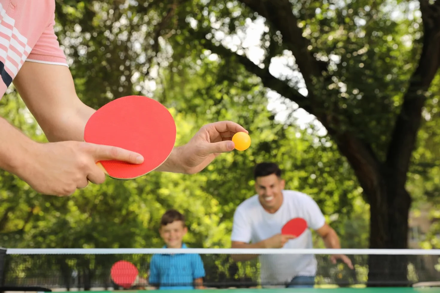 Idena 40202 - Pala de Tenis de Mesa de Entrenamiento, con Mango de Madera y Revestimiento de Goma en Rojo y Negro, Pala para Principiantes, Clubes y Tiempo Libre