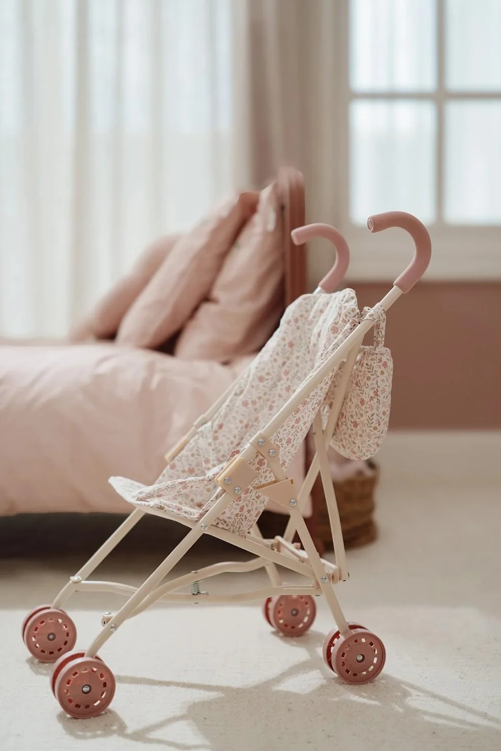 Little Dutch Cochecito de muñecas plegable de metal con asas suaves y bolsa – para muñecas de 33-46 cm, Soft Flowers rosa/blanco