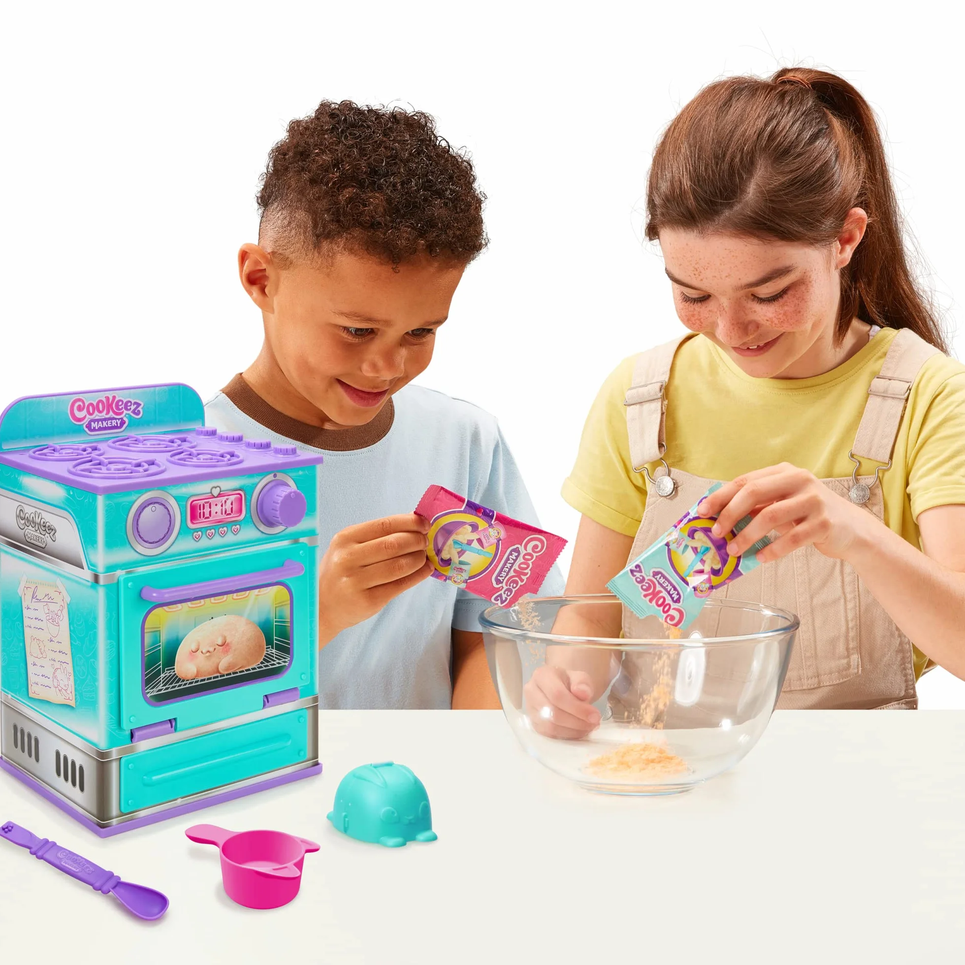 Horno de Cookeez Makery. Horno y Baked Treatz. ¡Mezcla y CREA a tu Mejor Amigo! Mete la Masa en el Horno y se transformará en un Peluche Interactivo, calentito y perfumado. ¿Qué Peluche crearás?
