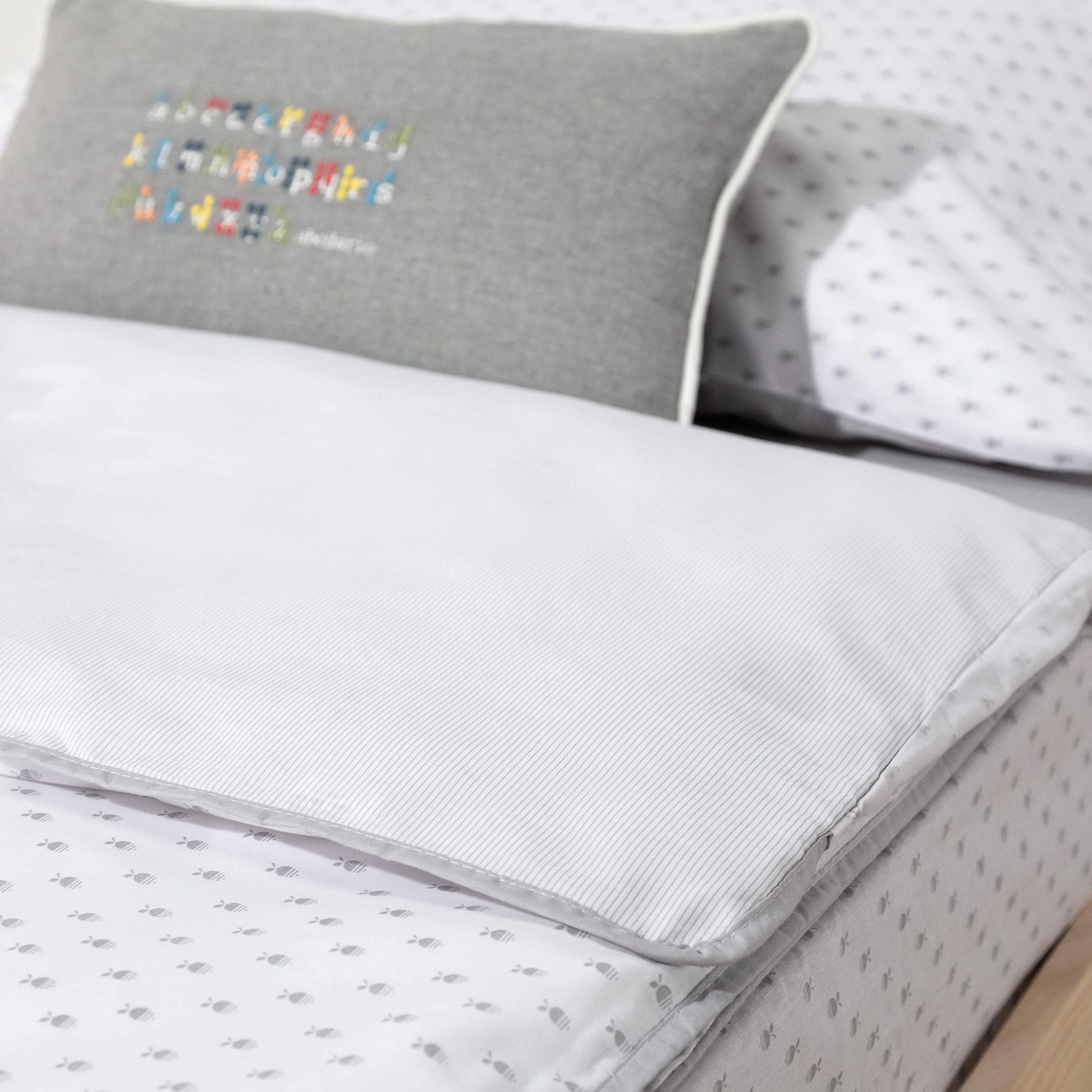 Saco Nórdico Junior 128 Manterol | Saco Cama Infantil con Cremallera Doble Carro | Diseño Peces Divertido | Funda de Almohada Reversible | Cama 90 cm | C12 Fondo Blanco y Peces Gris