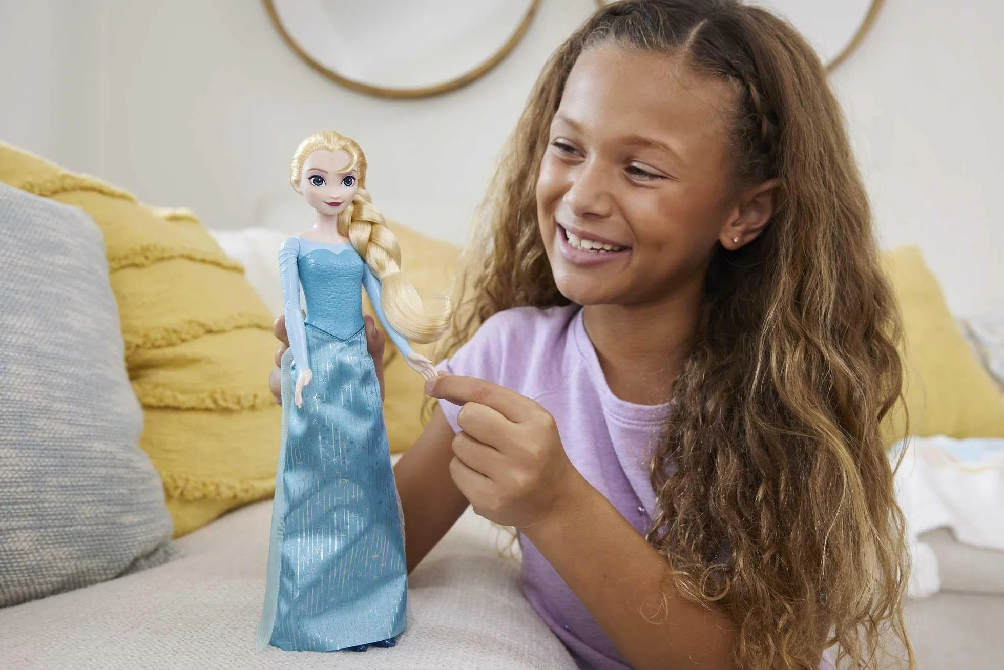 Mattel Disney Frozen Elsa Muñeca con look reina de hielo, juguete +3 años (HLW47)