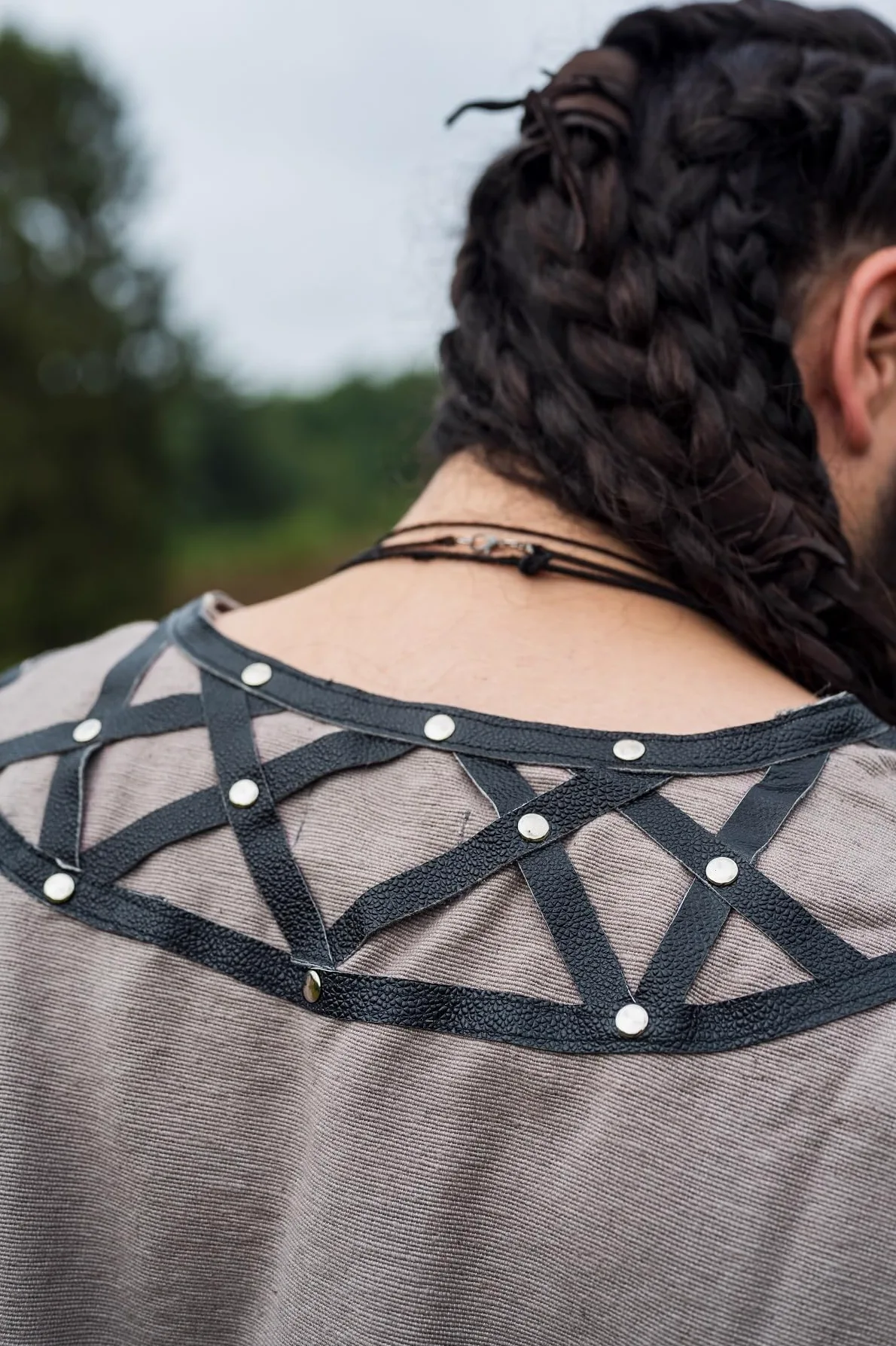 Leonardo Carbone Túnica vikinga Erik – Ropa medieval para hombre, camisas casuales de manga corta, disfraz de carnaval, túnica vikinga, ropa LARP – 100% algodón con aplicaciones de piel