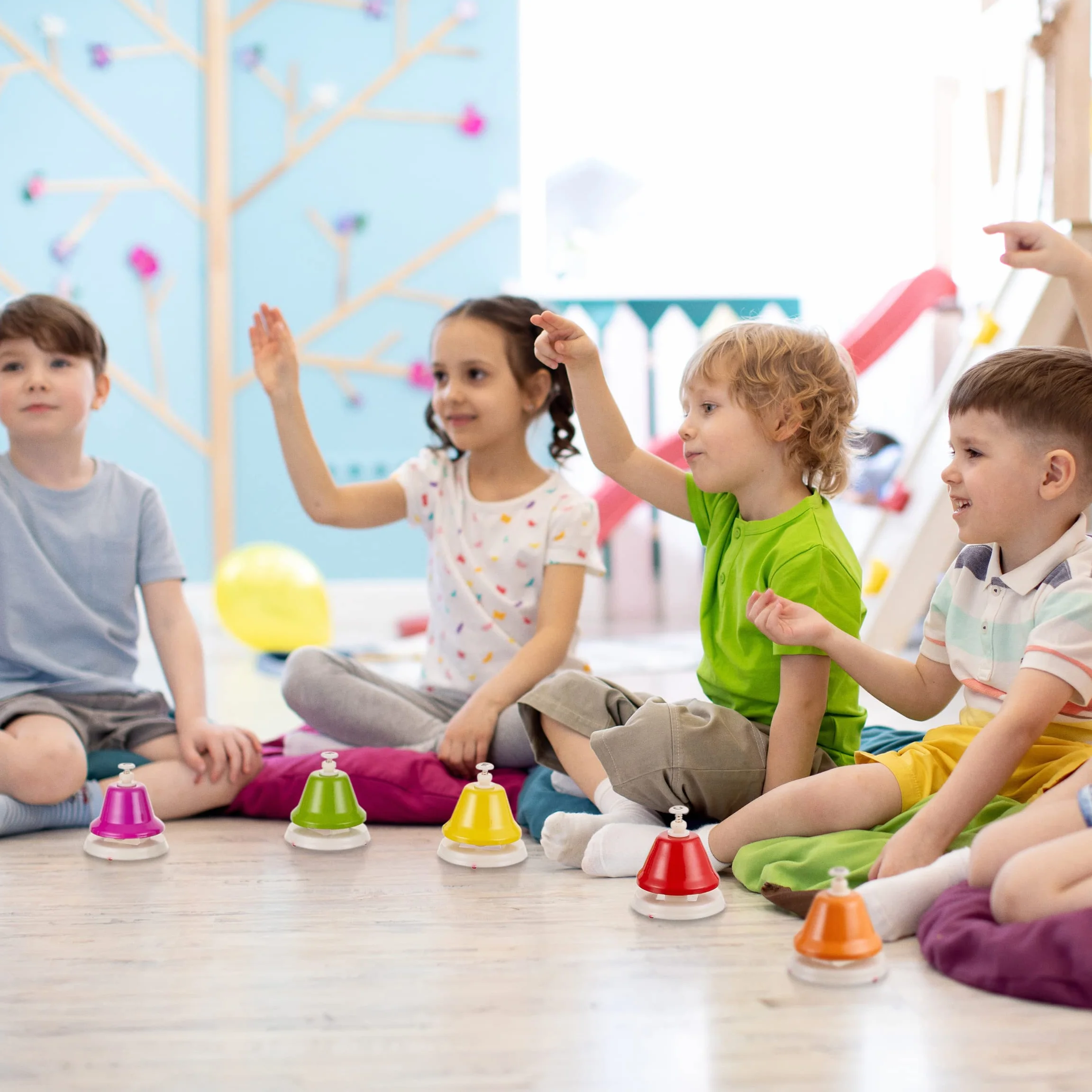 THE TWIDDLERS Campanas Musicales Arcoíris, Juego de 8 Campanas de Percusión de Mano para Niños, con Libro de Música