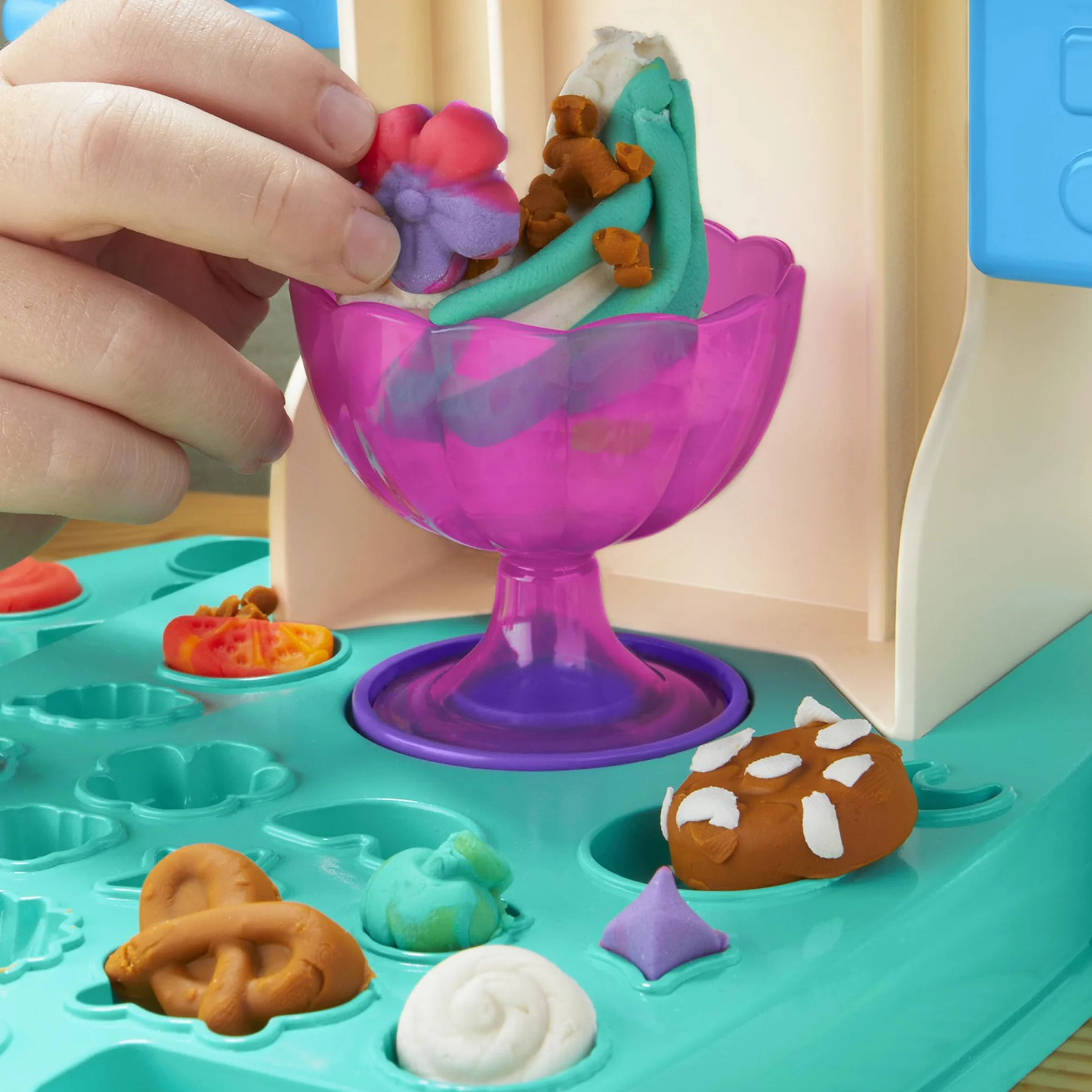 Play-Doh Hasbro Heladería Multicolor, Juego de Comida, 5 Botes de Plastilina de Colores, Manualidades para Niños y Niñas a Partir de 3 Años, Juguete Creativo, Moldes de Helado