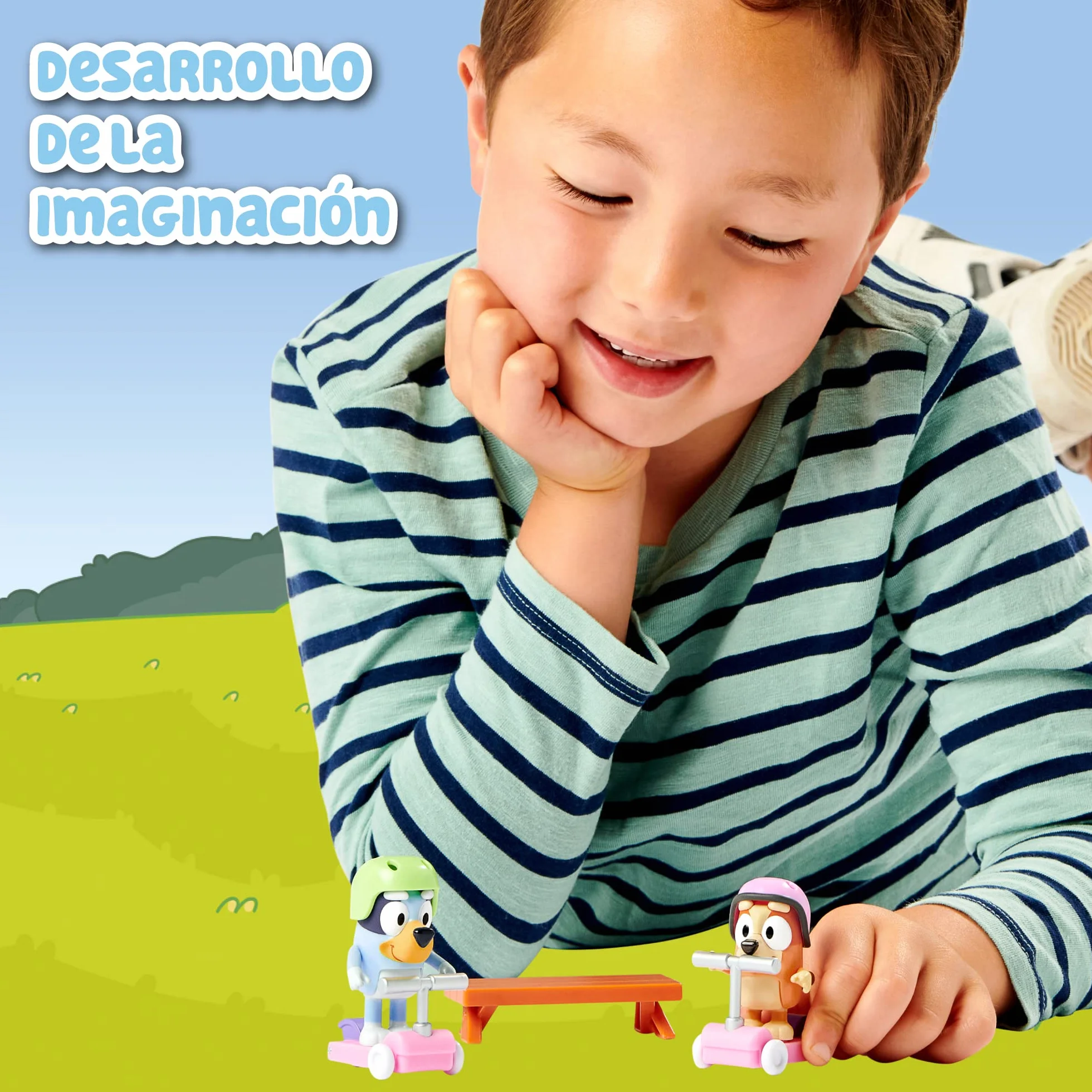Bluey - Vehículos Scooters, con 2 Figuras de los protagonistas de la Serie, Bingo la Hermana de Blue, y de Accesorios 2 patinetes Scooter con Ruedas y 2 Cascos, +3 años de Edad, Famosa (BLY12100)