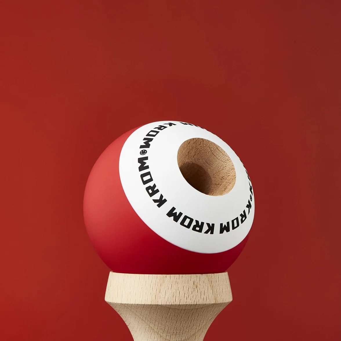 KROM Juguete Kendama – Pop Rojo – Resistente y Duradero – Mejora Tus Habilidades Cognitivas – Mejora el Balance, los Reflejos y la Creatividad – Kendama Modelo Pro Hecho para Principiantes y Expertos