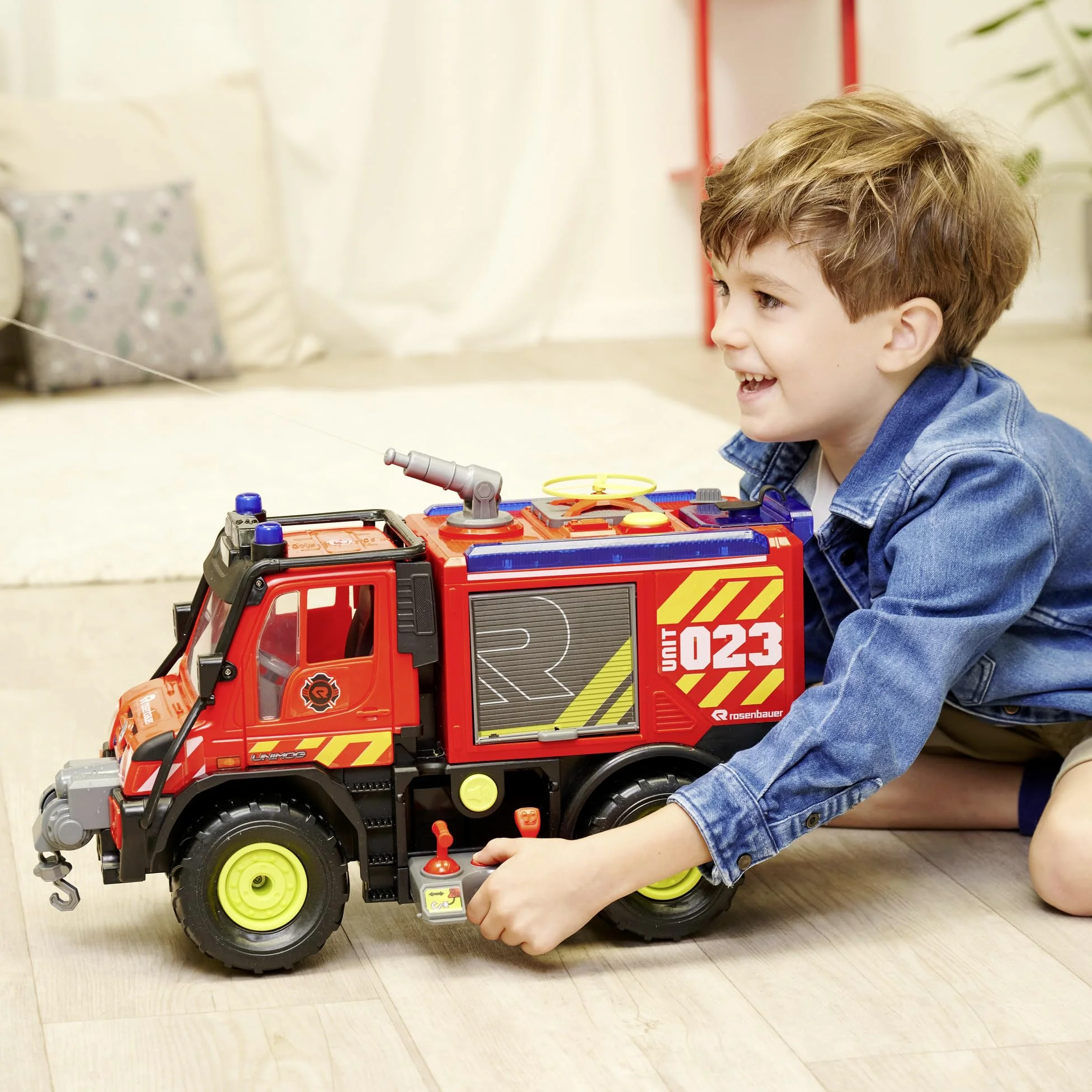Dickie Toys - Unimog U530 Fire Rescue (50 cm) - Gran camión de Bomberos con Chorro de Agua y cabrestante con Controlador de Palo, Juguete para niños a Partir de 3 años con luz y Sonido, Incluye Pilas