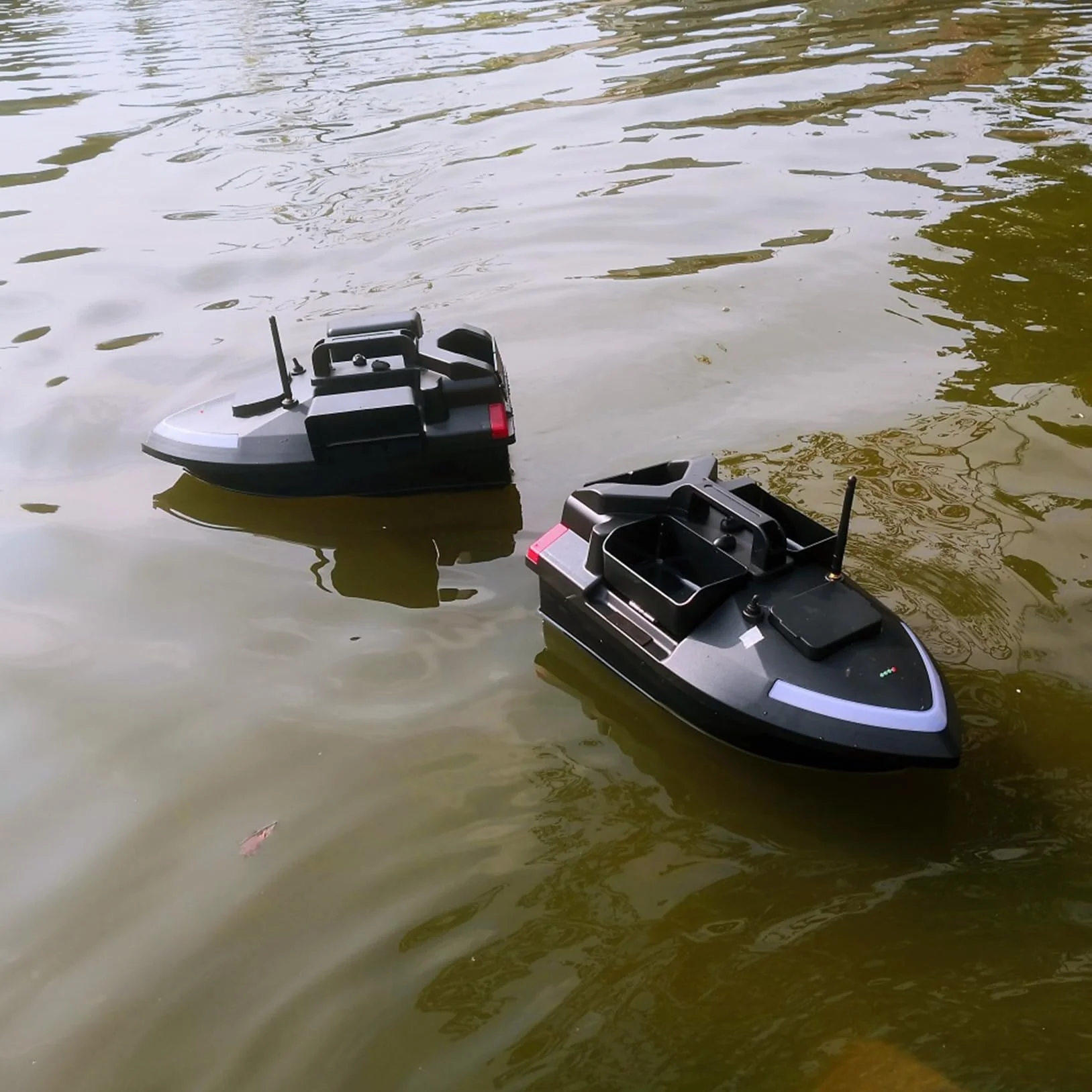 Barco GPS Smart RC de cebos, Crucero Automático de Doble Motor con Tres Tolva de Gran Capacidad y Luz Nocturna LED (V020-12000mAh)
