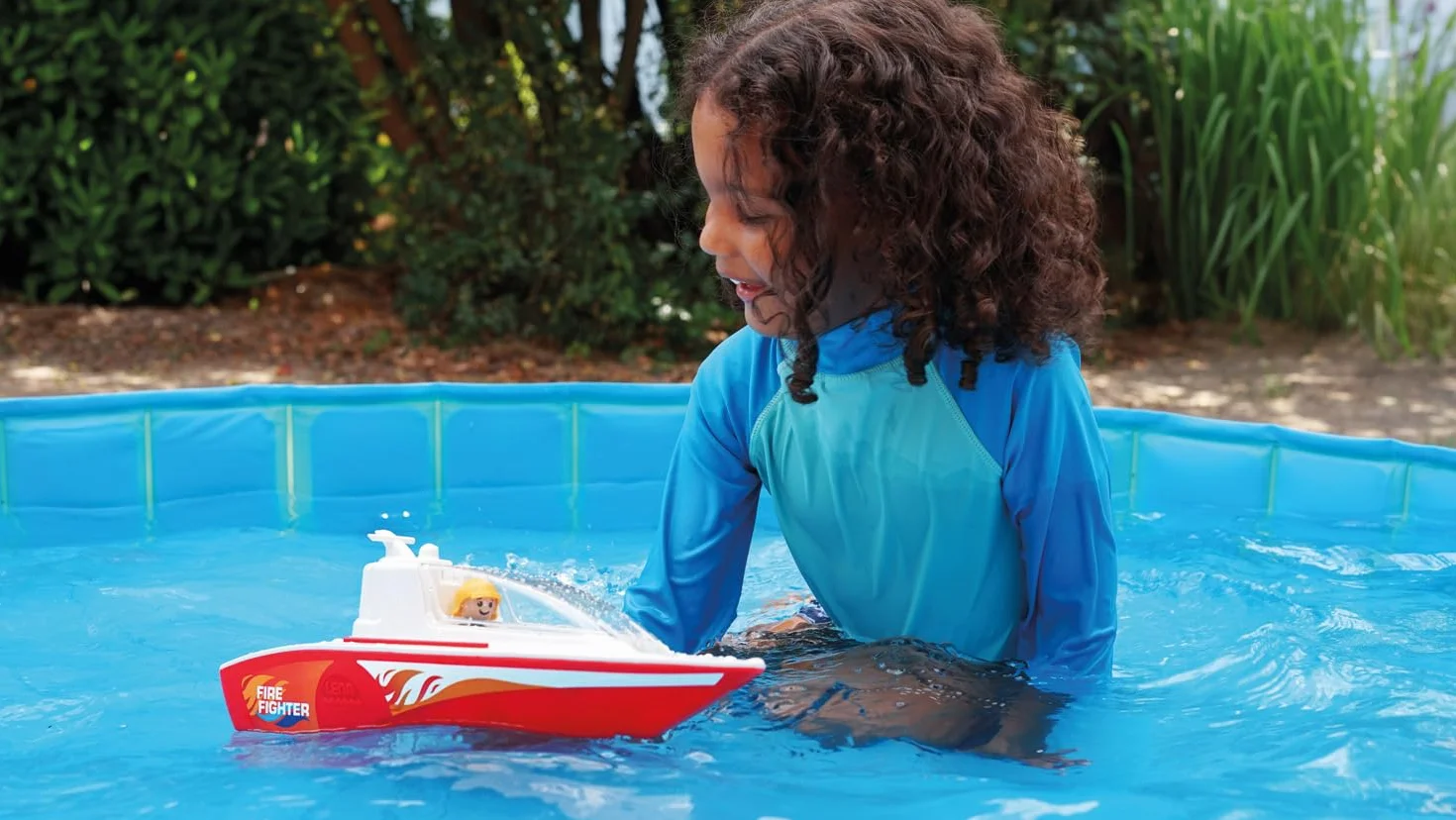 Lena - BOAZZ Barco de Fuego 36 cm, Barco de Juguete Adecuado para Uso en Interiores y Exteriores, para niños a Partir de 2 años, Cabina abatible, Dos Asientos más Figura de Juego