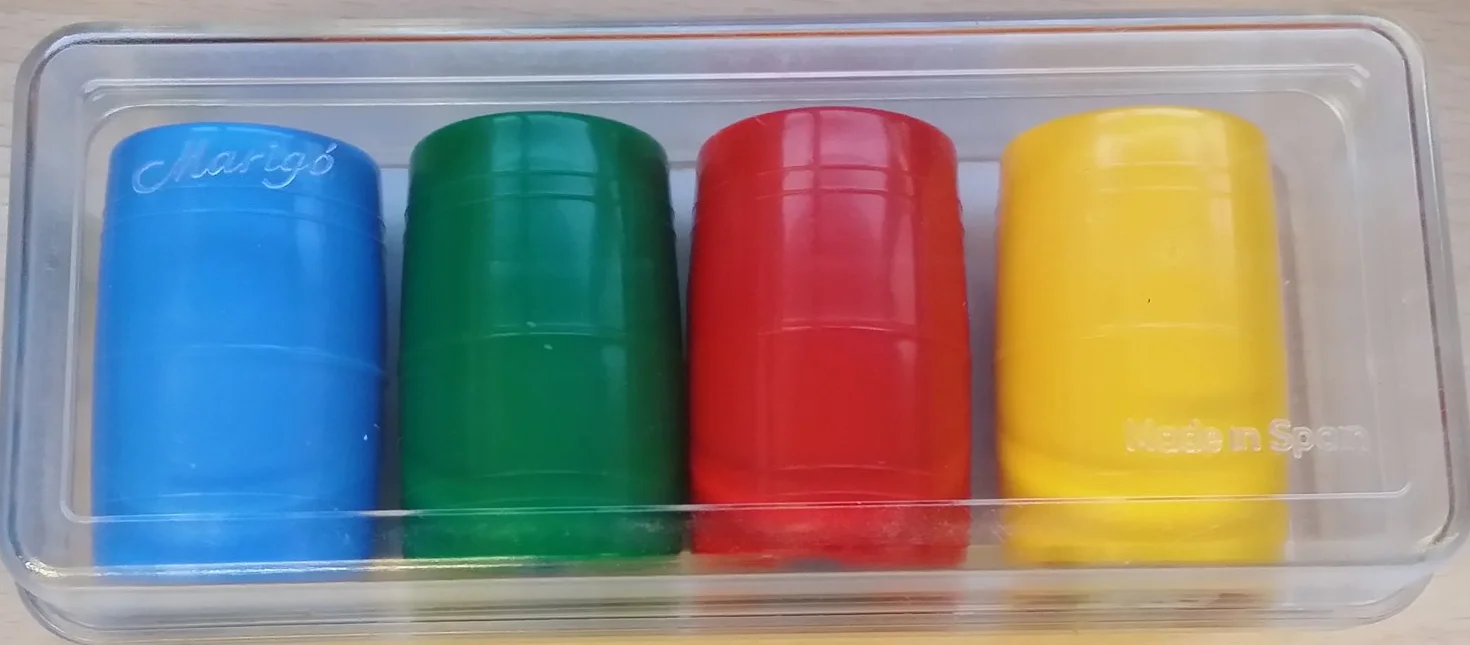 Falomir - Set de 4 Cubiletes de Plástico | Multicolor | con Caja de Plástico y 16 Fichas | 4 Dados Incluidos | Diversión y Entretenimiento | 2+ Jugadores (Edad +4)