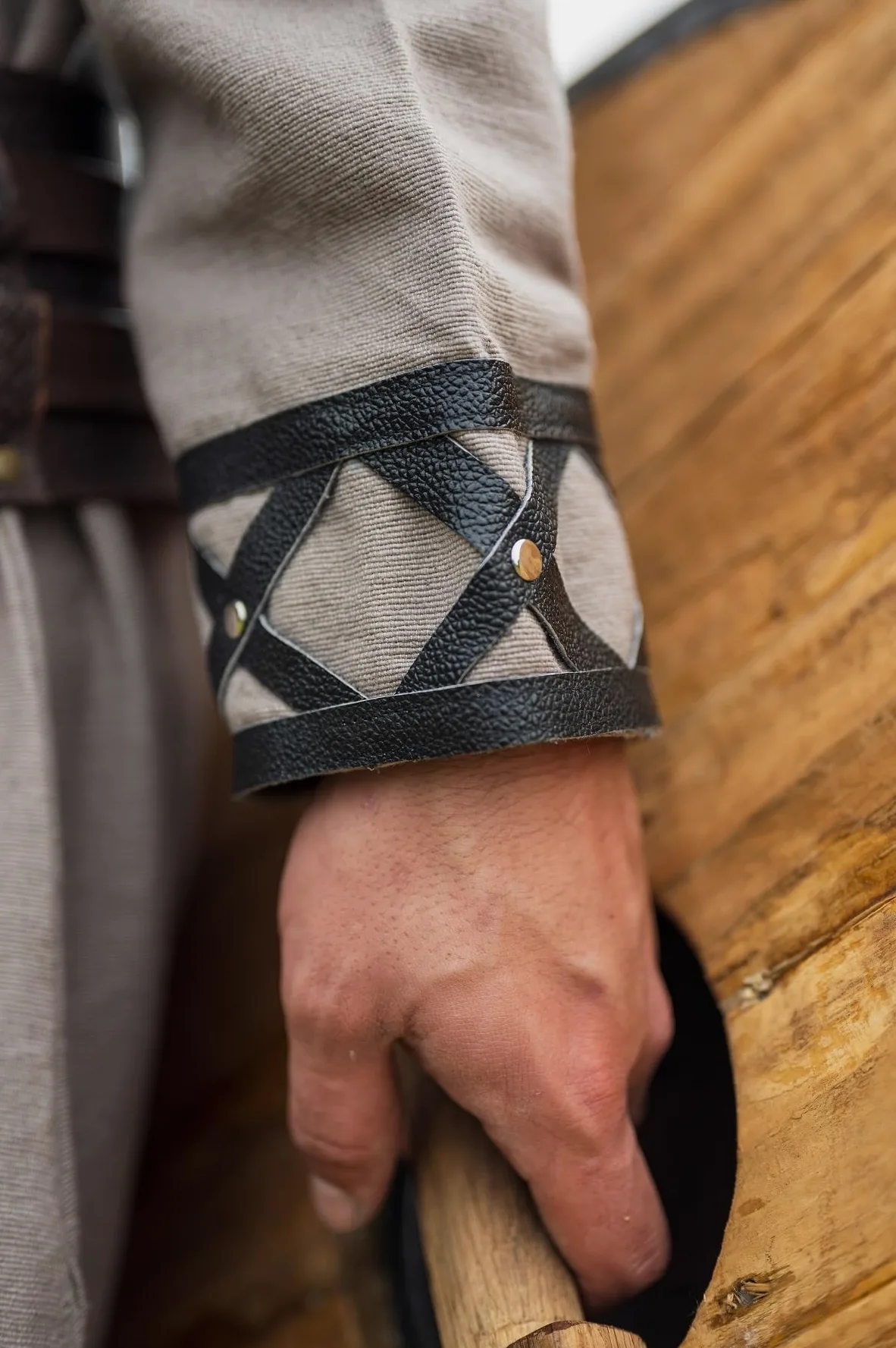 Leonardo Carbone Túnica vikinga Erik – Ropa medieval para hombre, camisas casuales de manga corta, disfraz de carnaval, túnica vikinga, ropa LARP – 100% algodón con aplicaciones de piel