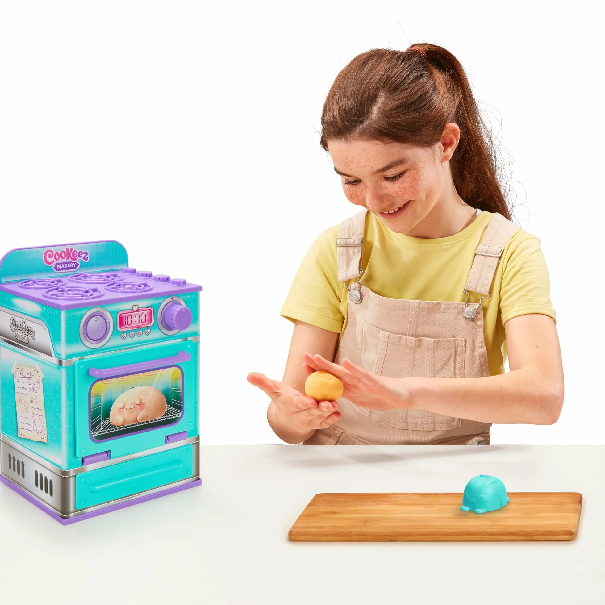 Horno de Cookeez Makery. Horno y Baked Treatz. ¡Mezcla y CREA a tu Mejor Amigo! Mete la Masa en el Horno y se transformará en un Peluche Interactivo, calentito y perfumado. ¿Qué Peluche crearás?