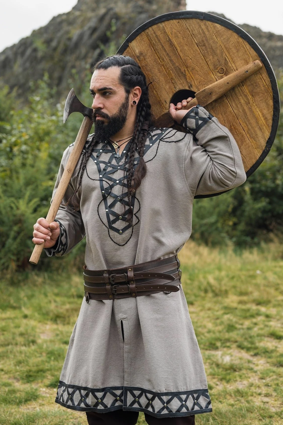 Leonardo Carbone Túnica vikinga Erik – Ropa medieval para hombre, camisas casuales de manga corta, disfraz de carnaval, túnica vikinga, ropa LARP – 100% algodón con aplicaciones de piel
