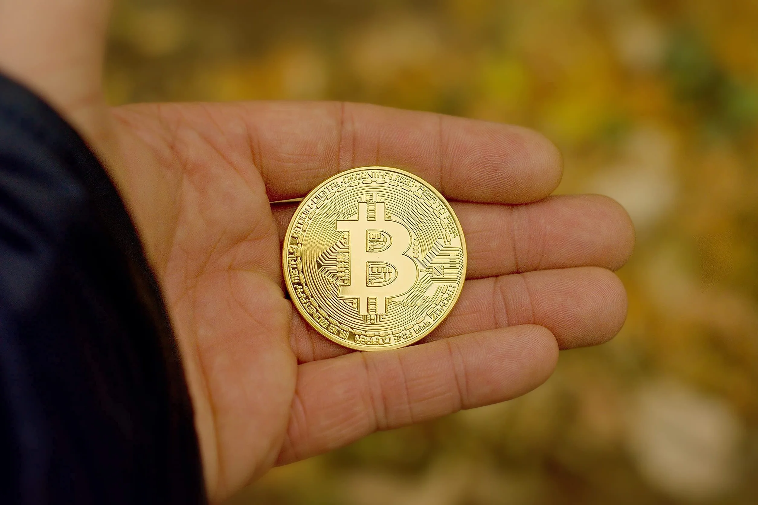 Bitcoin Moneda Física Bañada En Oro De 24k, Incluye Protector Acrilico Redondo