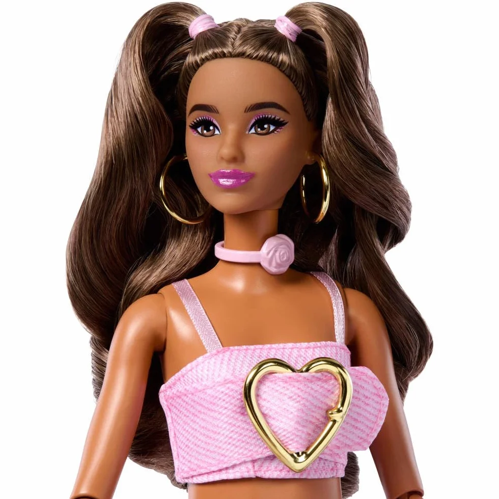 Barbie Deluxe Style Muñeca n.12 con Top Corto de Denim Rosa y Vaqueros Acampanados a Juego con Estampado de Rosas, Pelo castaño Ondulado y Accesorios como un Bolso y Joyas, JJN72