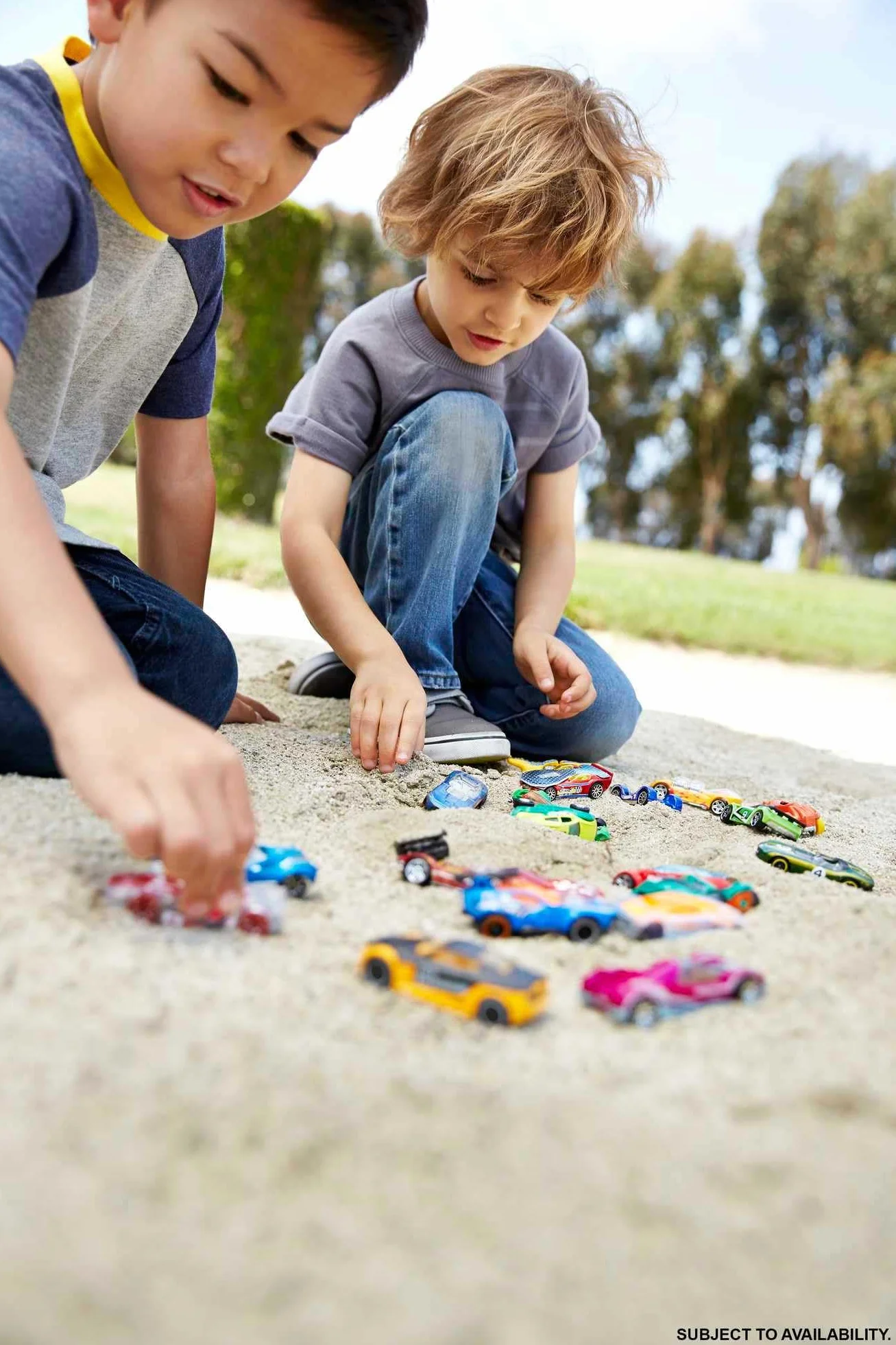 Hot Wheels - Pack De 20 Coches de Juguetes (Modelos Surtidos, selección aleatoria), Escala 1:64 con Detalles realistas, DXY59