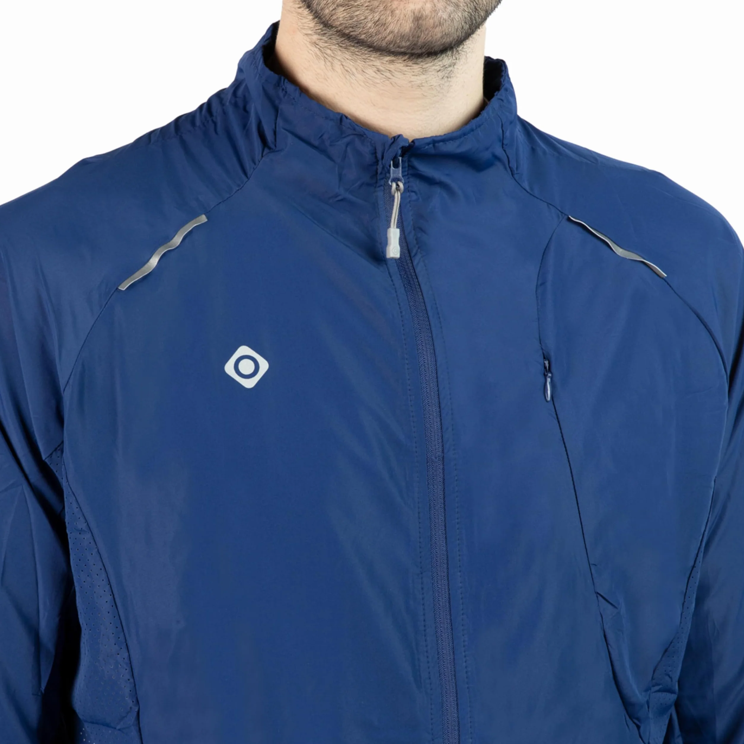 Izas Brezel Chaqueta Ligera Hombre Running Trekking AWPS DRY Coolspeed Corte Ajustado Mangas Anatómicas Ventilación Reflectantes