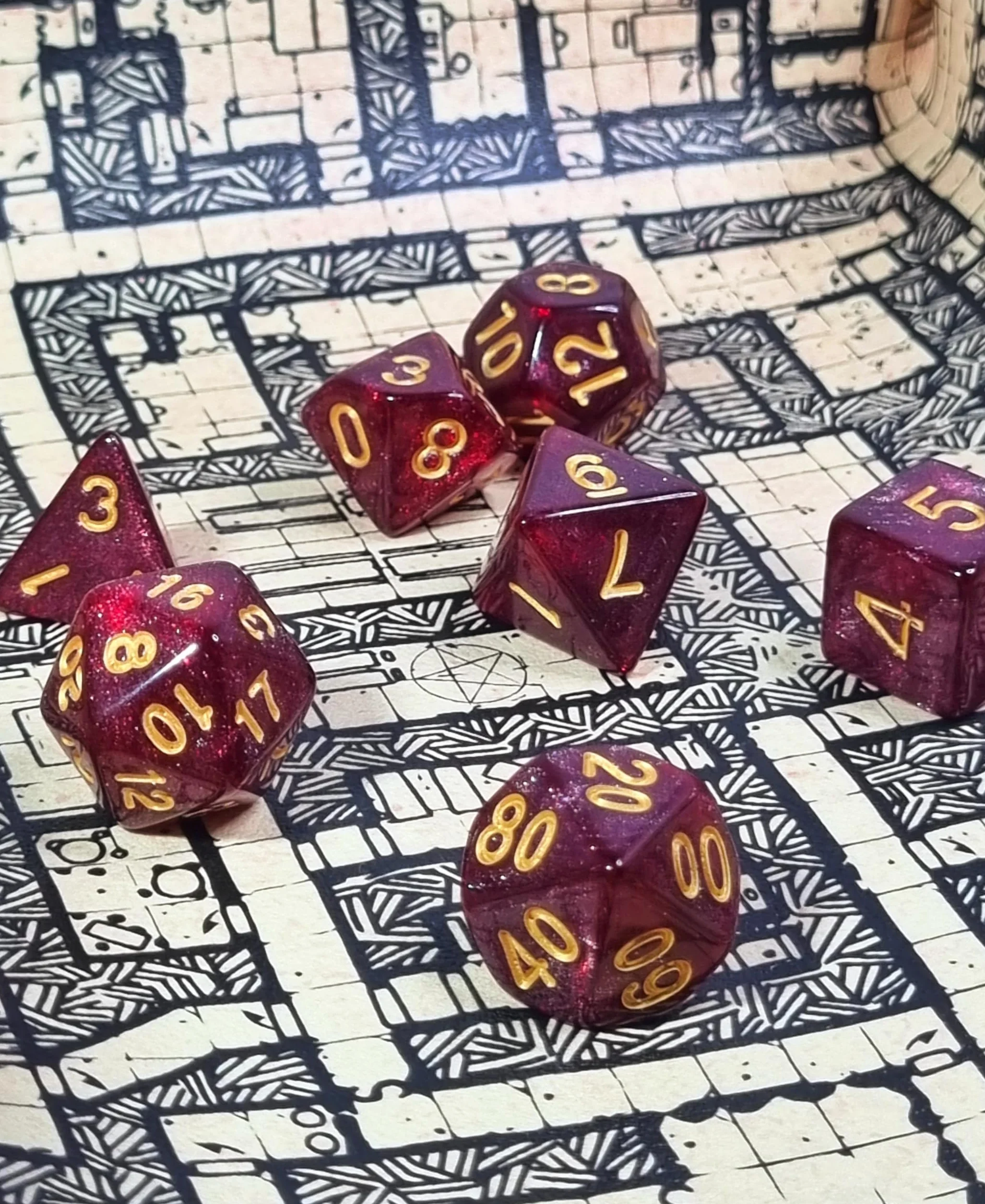 Dungeon Tablero y Bandeja para Tirar Dados con Mapa + Juego de 7 Dados Rol, D&D, Tapete, Dungeons and Dragons, Dragones y Mazmorras, DND, Poliedricos