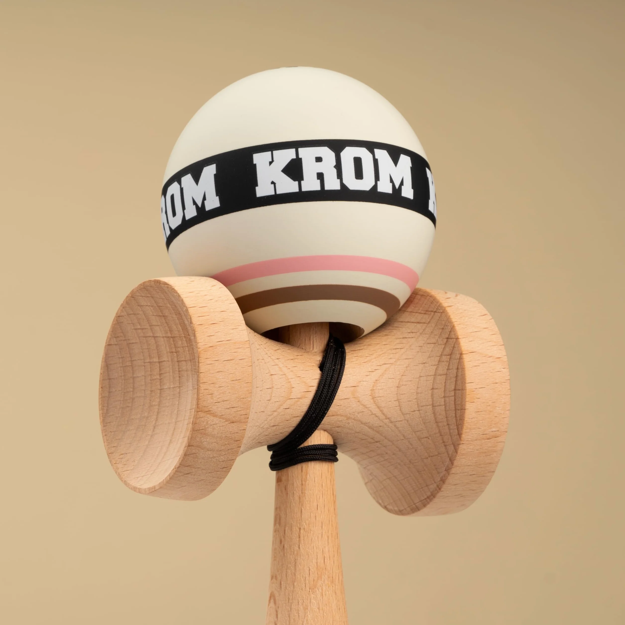 KROM Kendama STROGO Neapolitan Vanilla – Kendama de Madera para Principiantes y Jugadores avanzados – Juego de Habilidad para Uso Interior y Exterior – Juguete de Madera con Cuerda y Bola