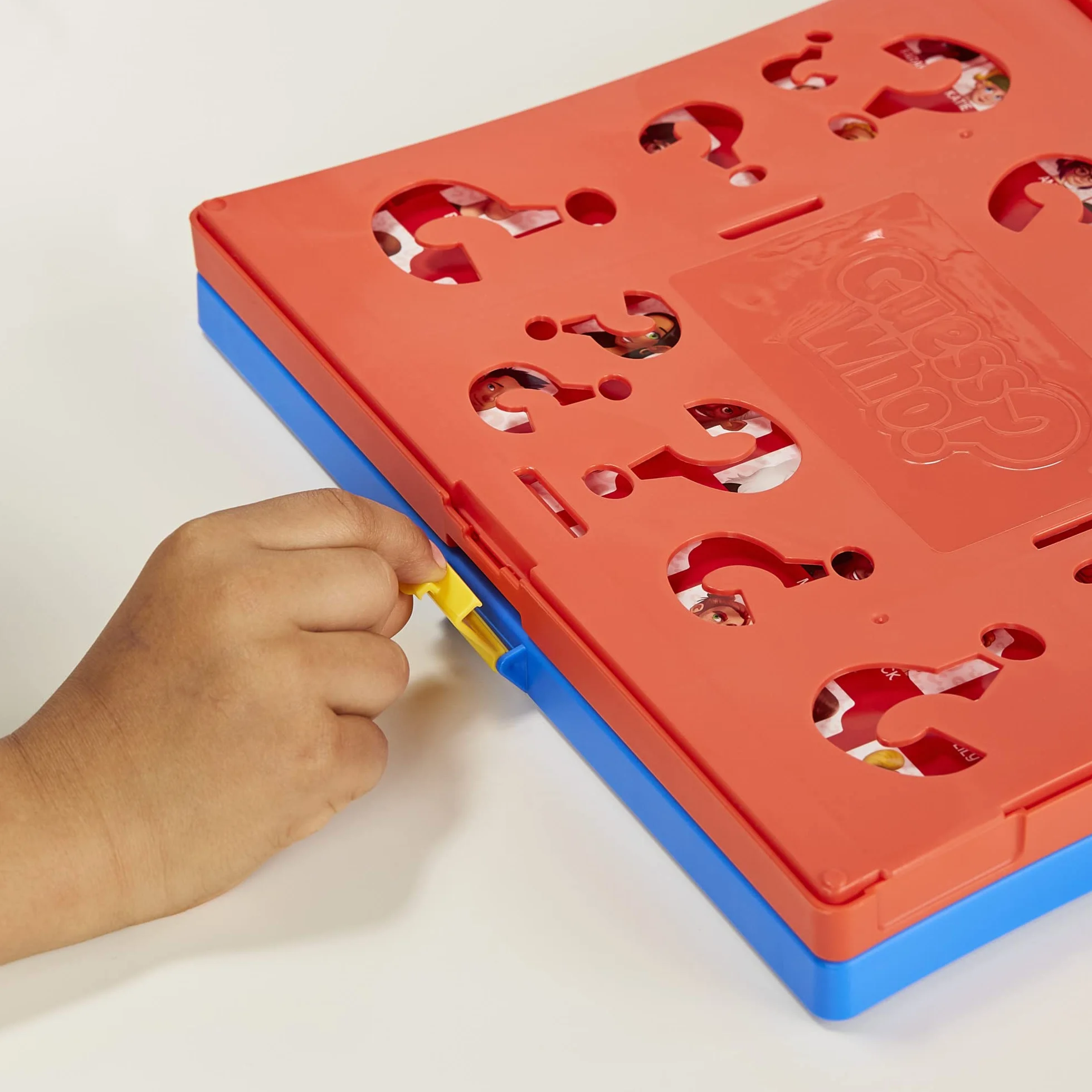 Hasbro Gaming ¿Quién Es Quién? Juego de Adivinar el Personaje y Superhéroes, Juego de Mesa para Jugar con Amigos y Familia para 2 Jugadores, Niños y Niñas de 6 Años o Más