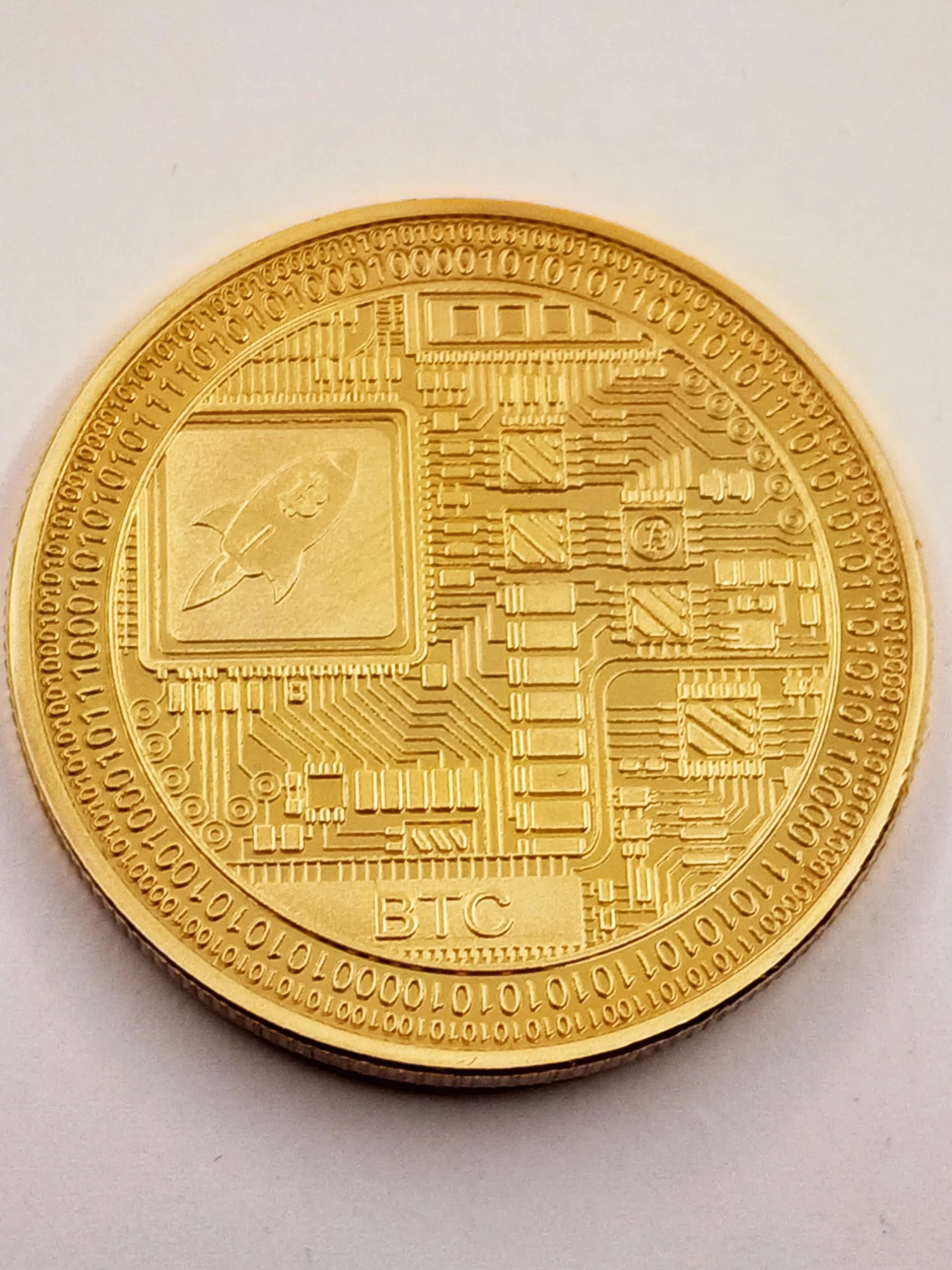 Bitcoin Moneda Física Bañada En Oro De 24k, Incluye Protector Acrilico Redondo