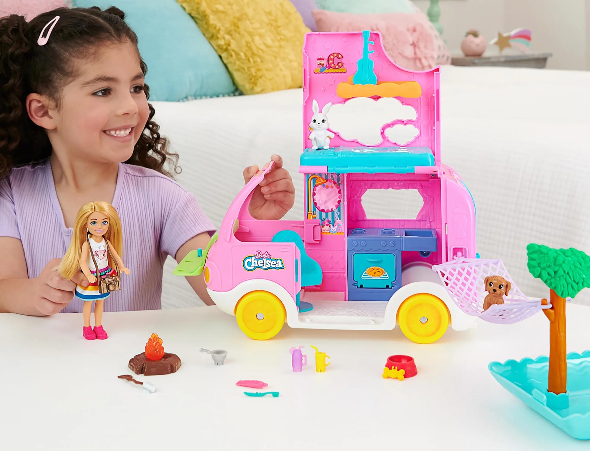 Barbie Chelsea con Furgoneta Camper Muñeca con Coche de Juguete Autocaravana y Accesorios, +3 años (Mattel HNH90)
