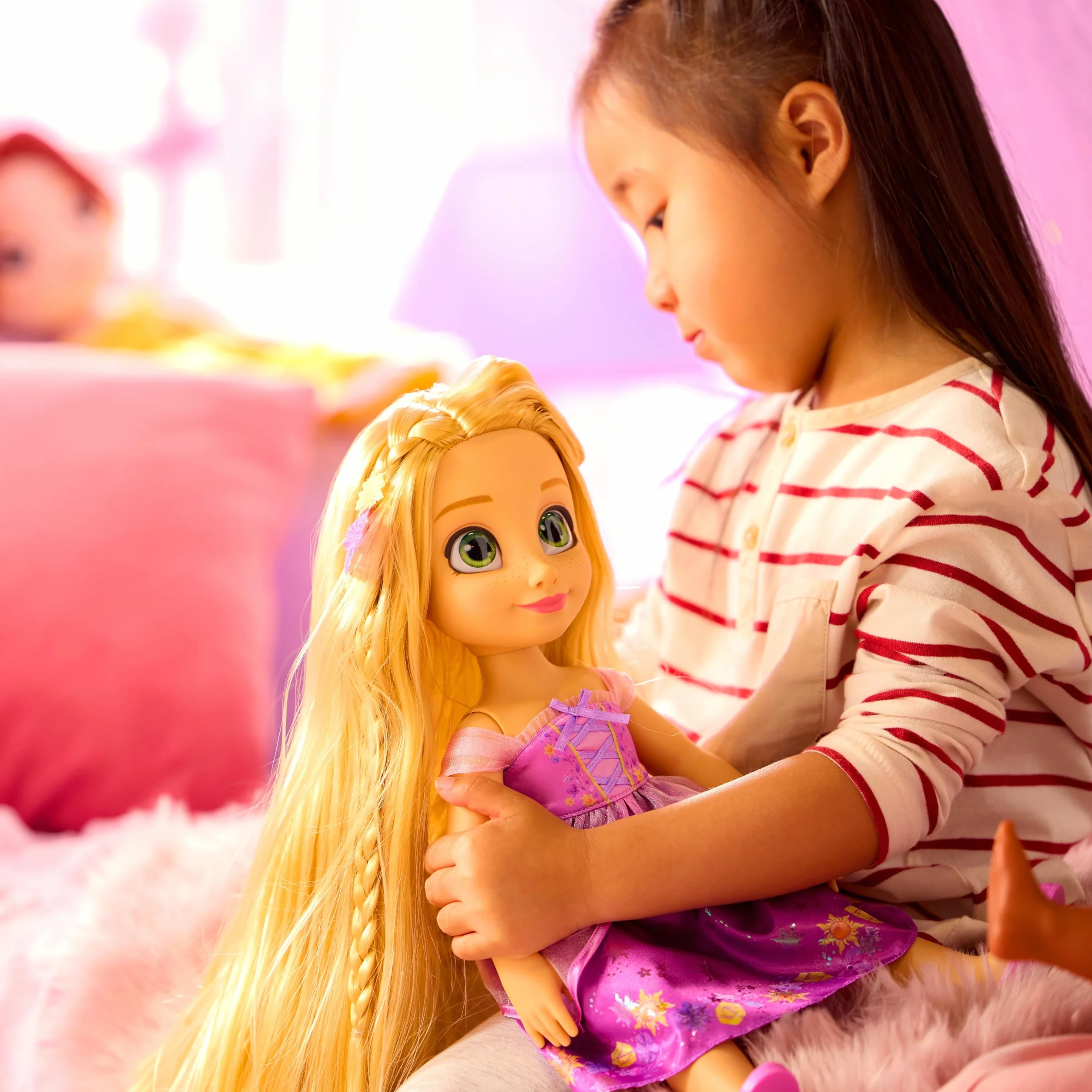 Disney Store Official, Enredados, Rapunzel, colección Once Upon a Story, muñeca con Cepillo para el Pelo de Juguete, 40,5 cm, a Partir de 3 años
