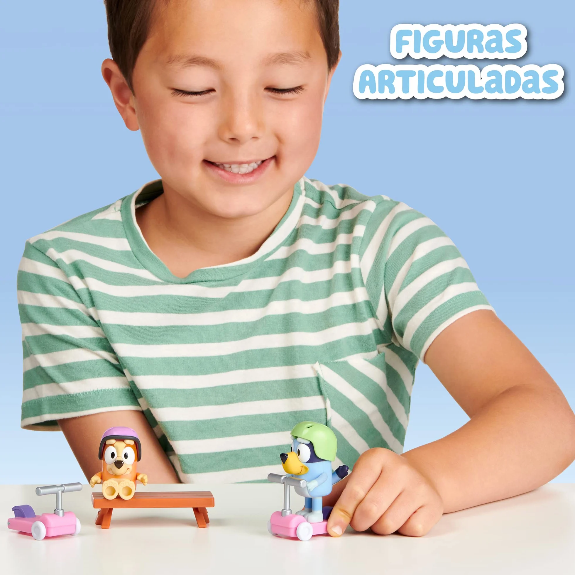 Bluey - Vehículos Scooters, con 2 Figuras de los protagonistas de la Serie, Bingo la Hermana de Blue, y de Accesorios 2 patinetes Scooter con Ruedas y 2 Cascos, +3 años de Edad, Famosa (BLY12100)