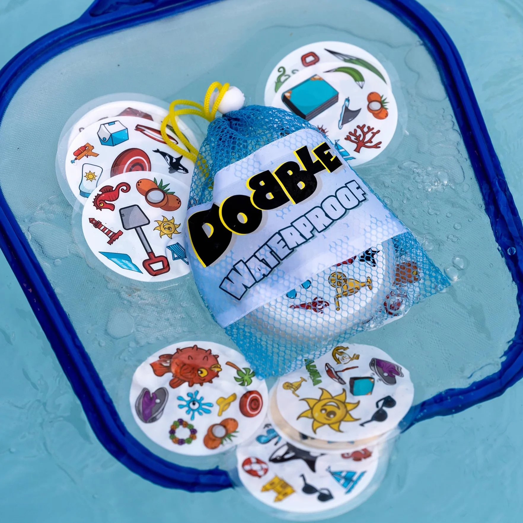 Asmodee Dobble Impermeable Juego de Cartas de Observación y Velocidad, 2-8 Jugadores, 6+ Años, 15 Minutos