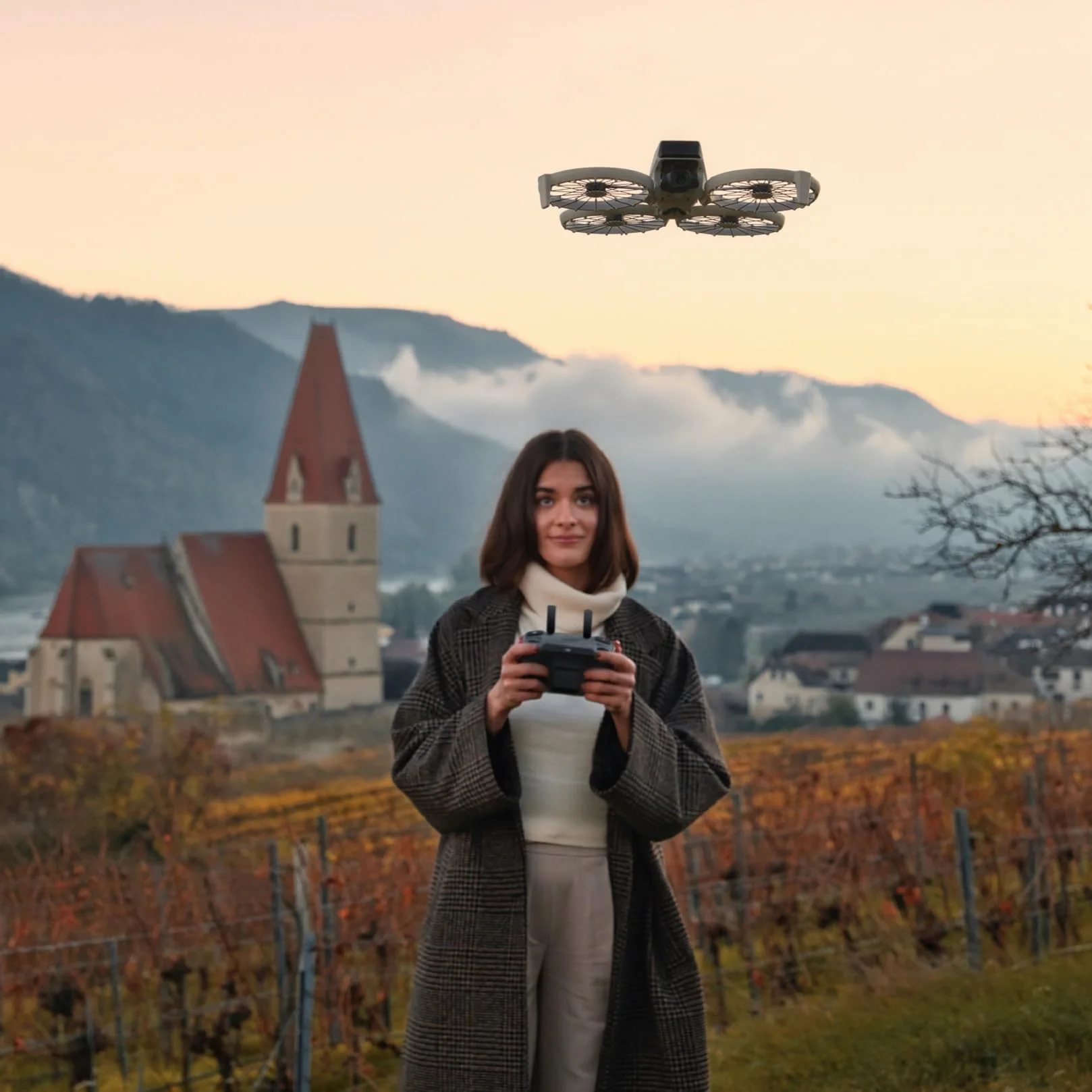 DJI Flip (Control Remoto con Pantalla RC 2), dron con Seguimiento con cámara 4K UHD para Adultos, ‌< 249 g, estabilización en 3 Ejes, despegue Desde la Palma, Tiempo máx. de Vuelo de 31 min