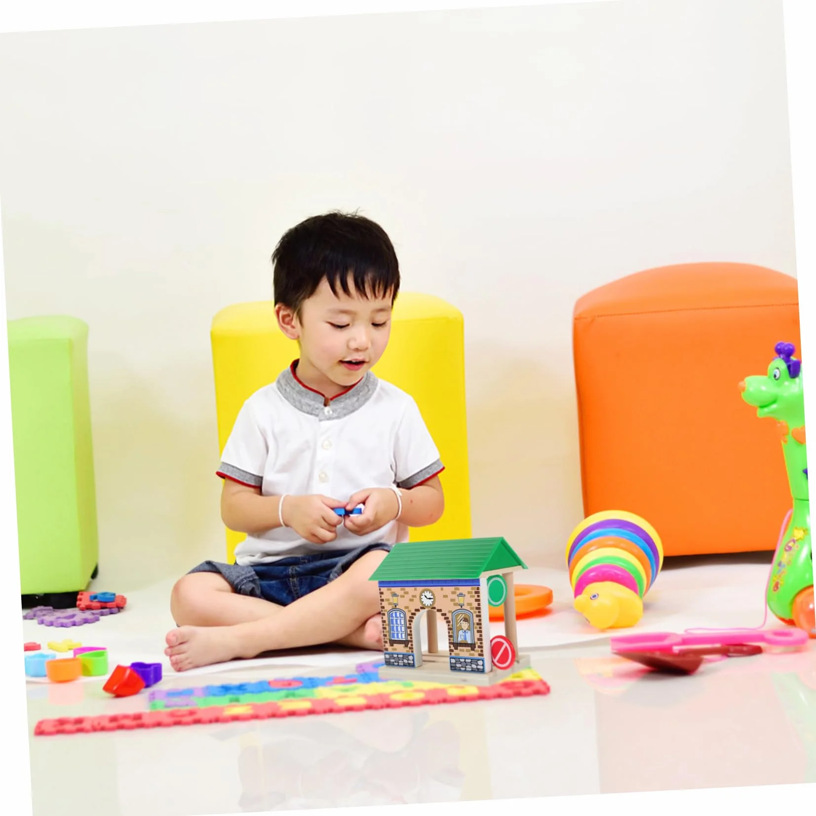 Toyvian Accesorio Superficie Pulida y Resistente de Estación de Tren de Juguete de Madera para Juegos Infantiles en Interiores y Exteriores