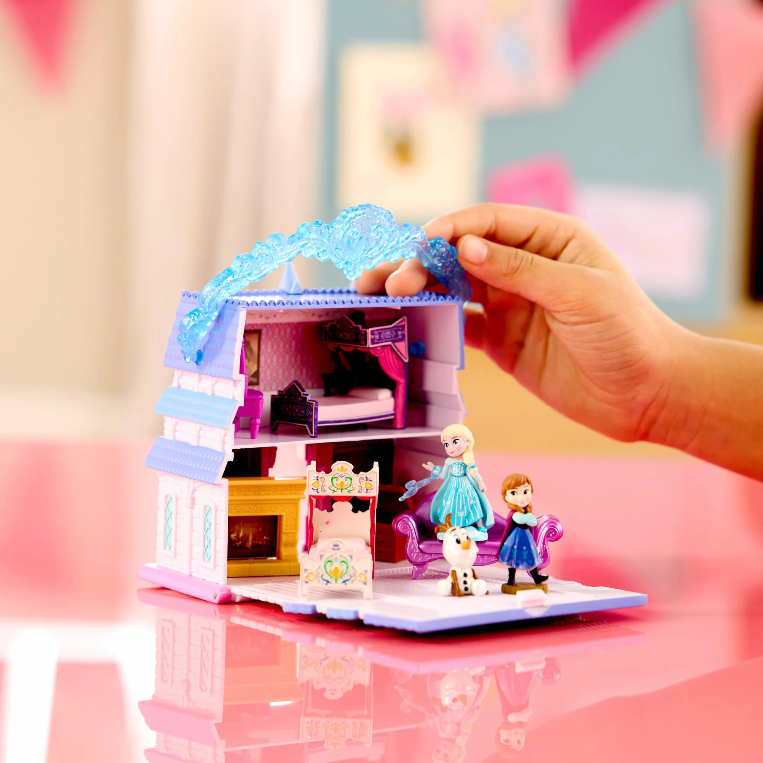 Disney Store Official, Frozen, Reina Elsa y Anna casa muñecas, colección Once Upon a Story, 11,5 cm/5", Set Juego con Olaf, el Castillo de Arendelle y Muebles de Juguete, Apto a Partir de 3 años