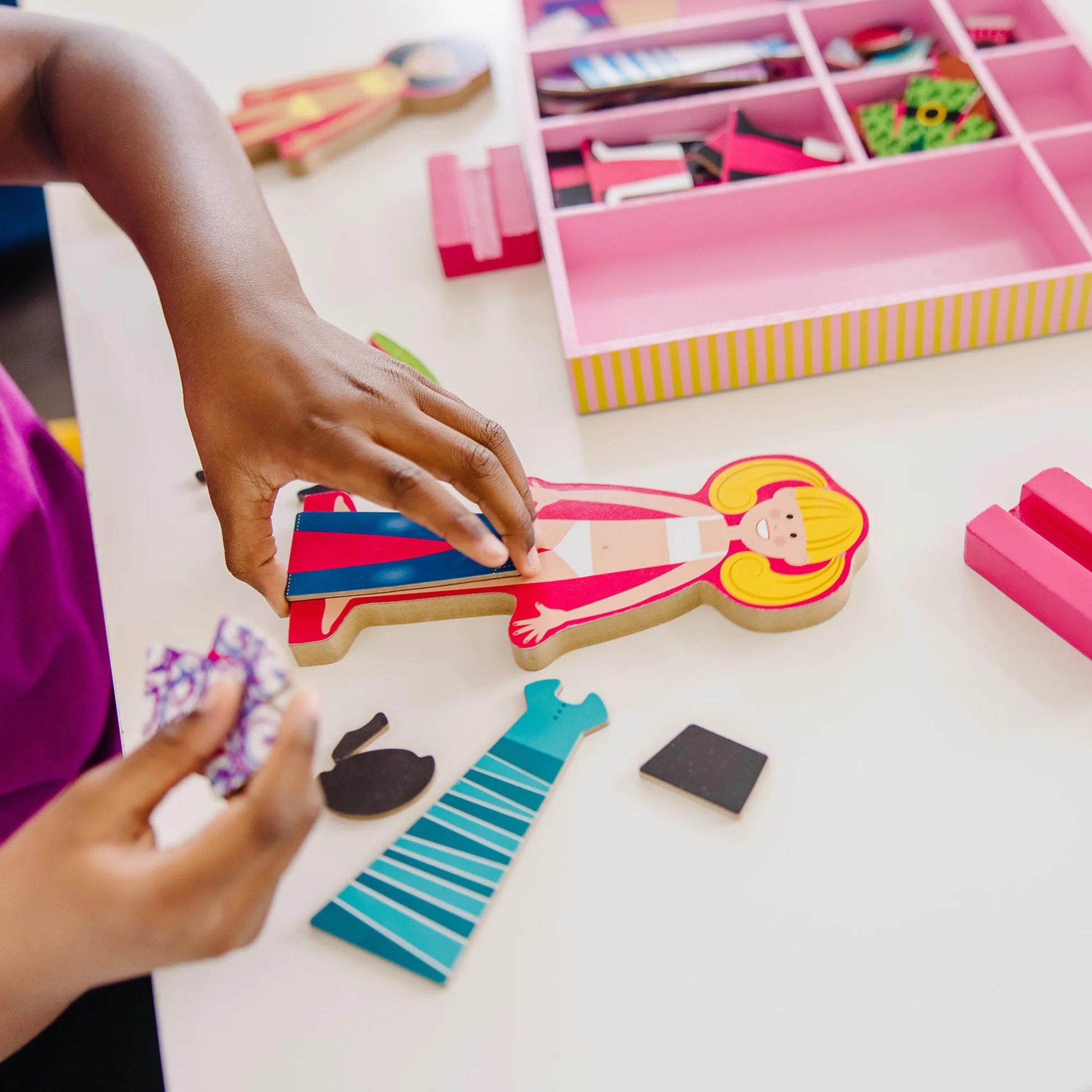 Melissa & Doug - Juego Magnético de Madera Viste a Abby y Emma, 56 Piezas de Ropa y Complementos + 2 Muñecas - 6075162 - Juguetes Niñas 3 años + Regalo Niña 3 años + - Juego Educativo