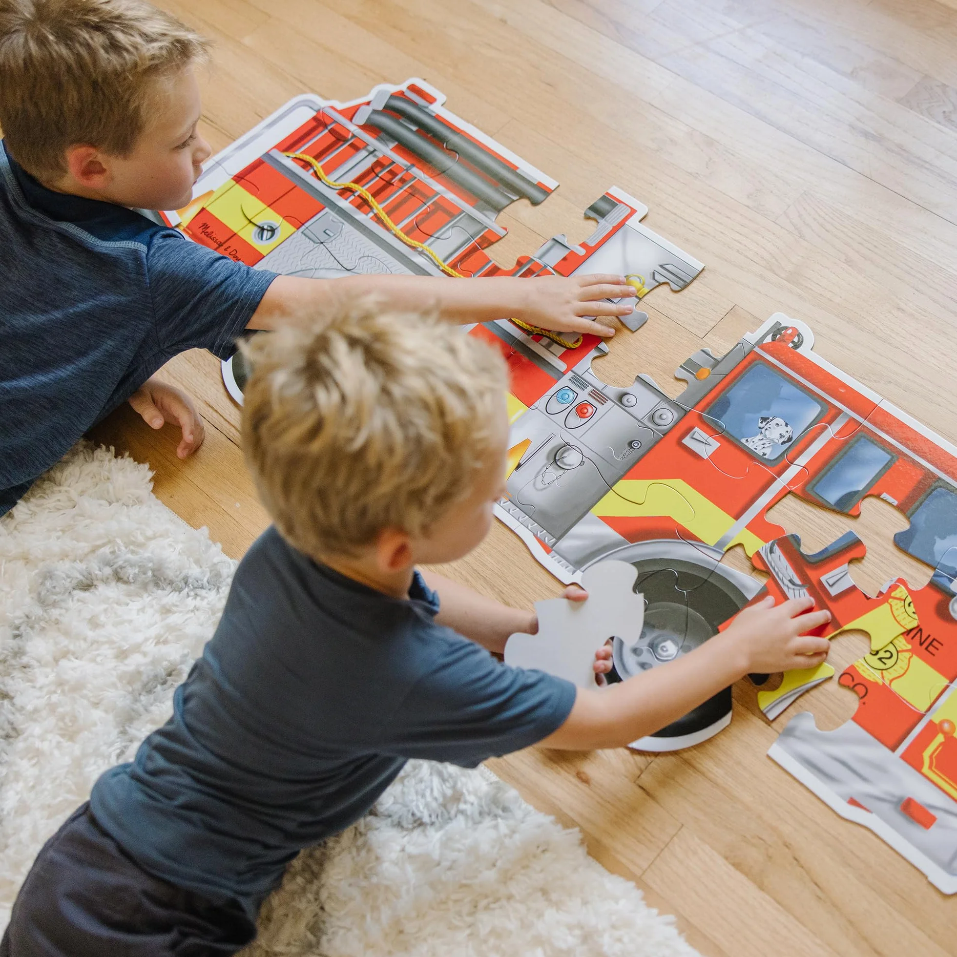 Melissa & Doug - Puzzle de Suelo de Camión de Bomberos Gigante (Superficie fácil de Limpiar, fomenta la coordinación visomotriz, 24 Piezas, 121,92 cm de Largo x 45,72 cm de Ancho)