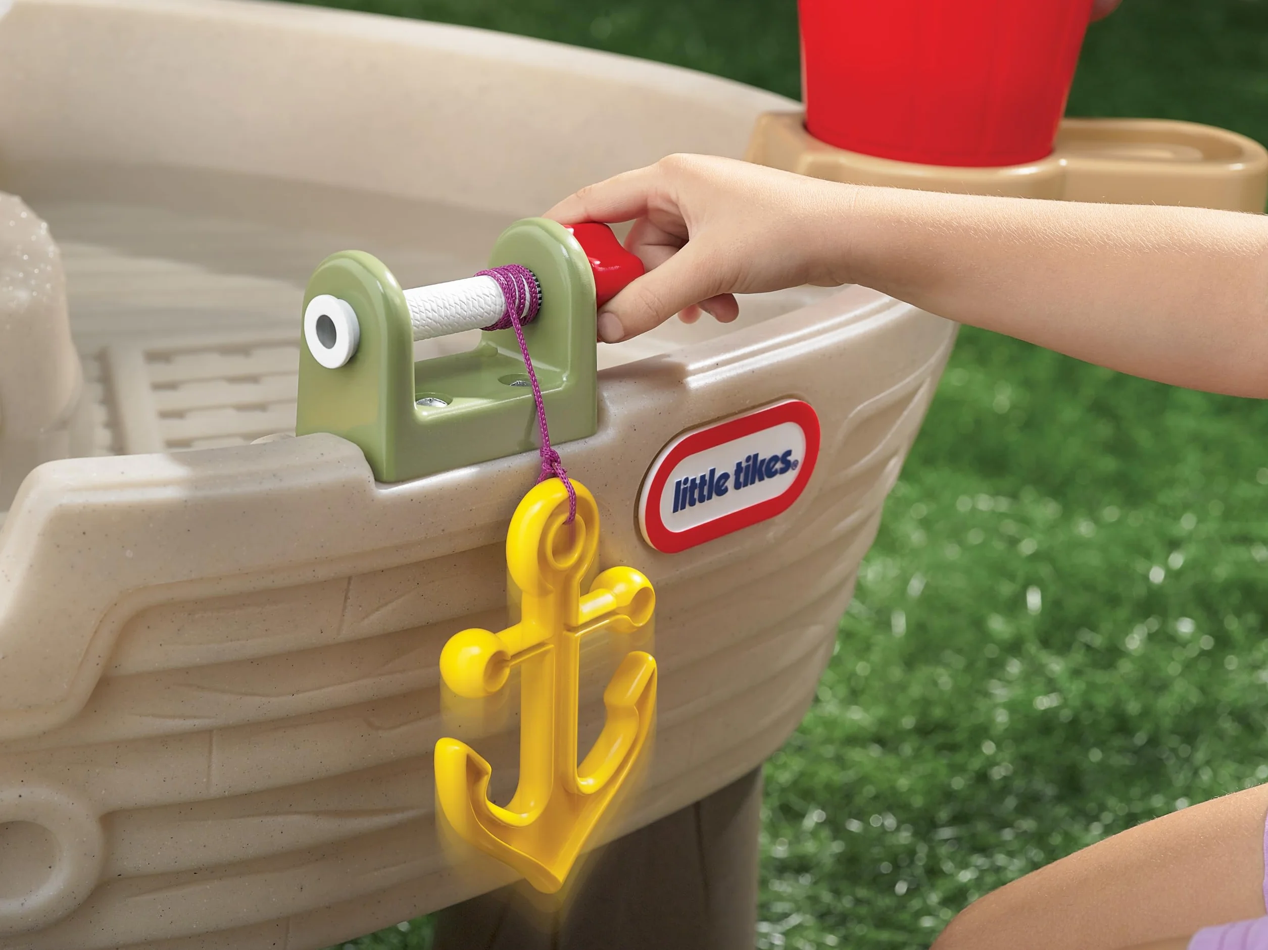 Little Tikes Anchors Away Pirate Ship - Mesa de Juego Acuática con Cañón, Spinner y Diversión con Salpicaduras, Fomenta el Juego Creativo, para Niños Entre 3 y 10 Años