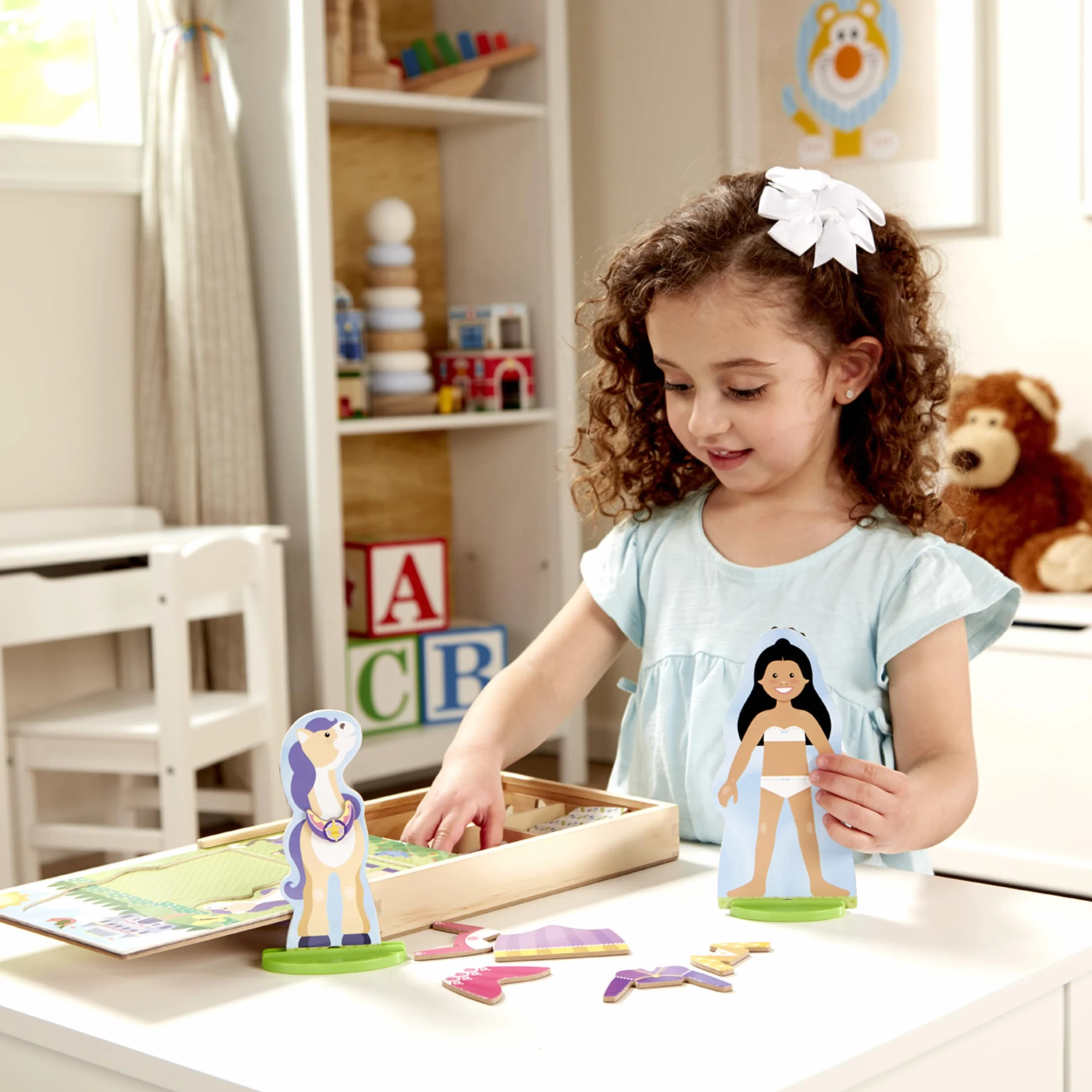 Melissa & Doug - Juego de imitación, de muñecos de madera para vestir con piezas magnéticas - Princesa y caballo (35 piezas)
