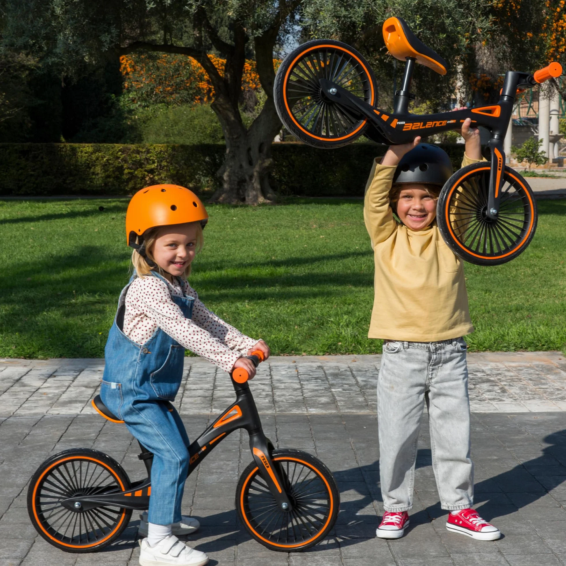 FEBER - Balance Bike, Bicicleta sin Pedales Deportiva, Estructura Ultraligera, Potencia la Coordinación y el Equilibrio, Empuñaduras de Goma con Sillín Ergonómico Ajustable, +2 años, Famosa (FED42000)