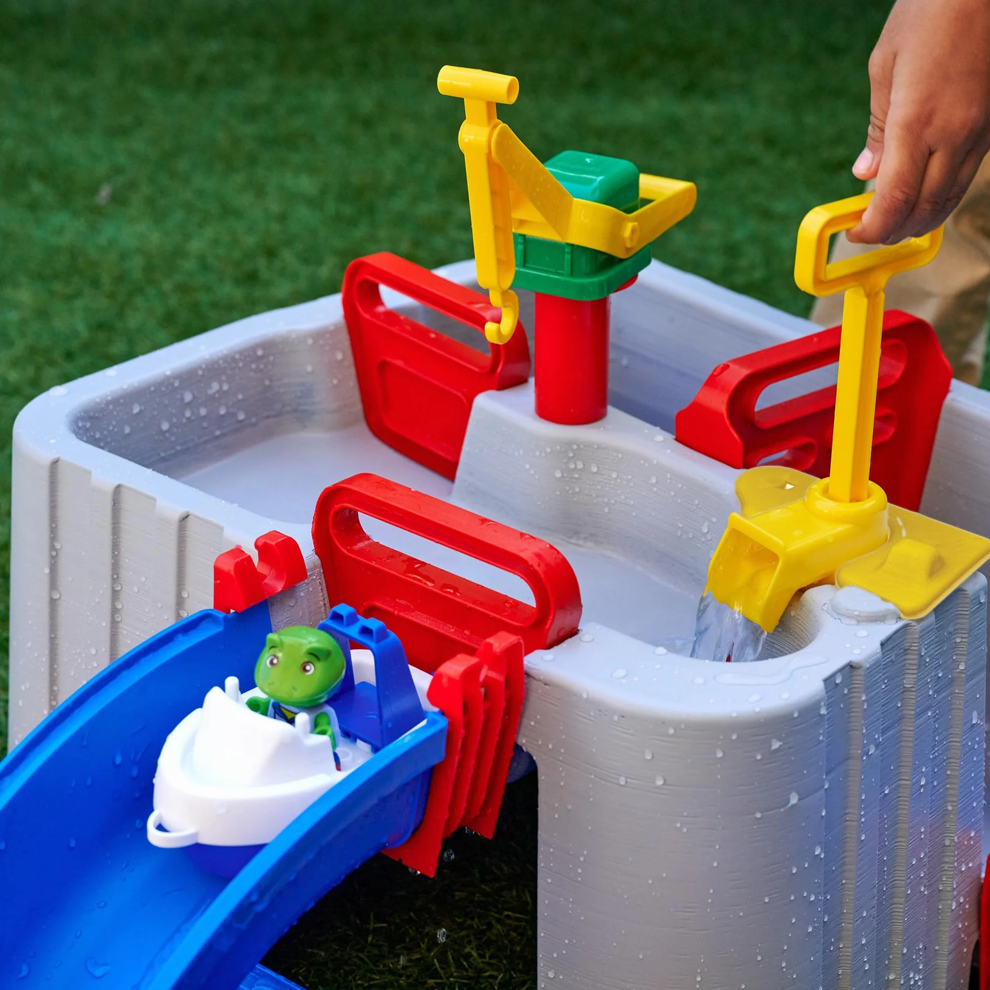 AquaPlay Harbour Waterbahn - Juego de Agua para Exteriores con Tren, Barcos y 2 Figuras de Juego, Juguete acuático para niños a Partir de 3 años, 128 x 93 x 40 cm